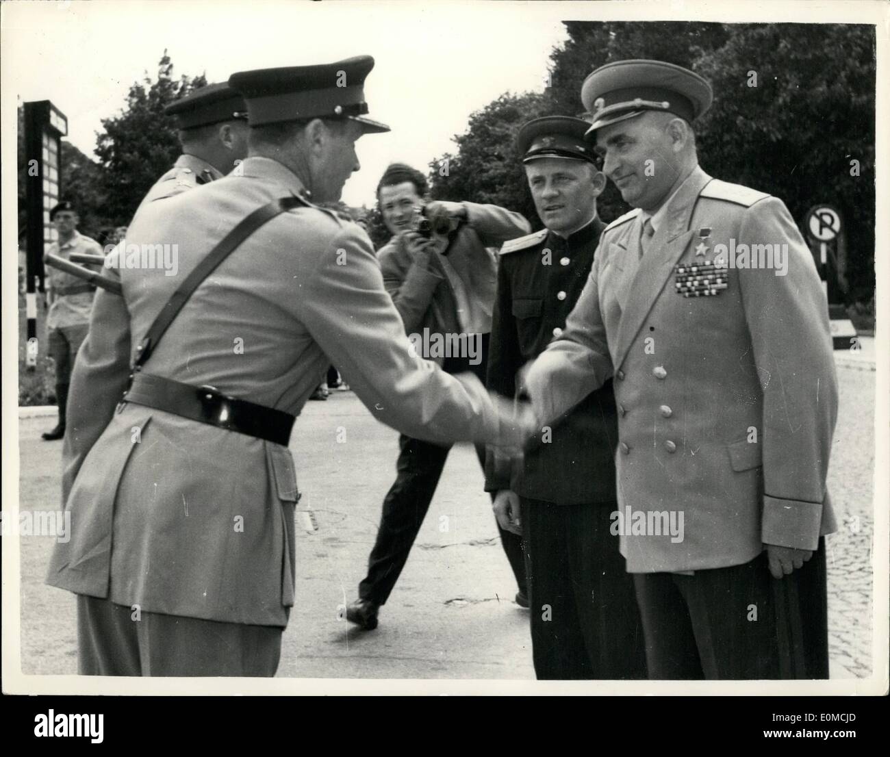 Ottobre 01, 1954 - 1-10-54 Nuovo Esercito sovietico Chief in Austria visite Caserma inglese Schoenbrunn. Colonel-General Shadov appena nominato esercito sovietico Chief in Austria ha recentemente effettuato una visita al British caserme, Schoenbrunn, Vienna. Keystone Foto Mostra: Colonel-General Shadov (a destra) ha salutato al suo arrivo presso la caserma di Schoenbrunn. Foto Stock