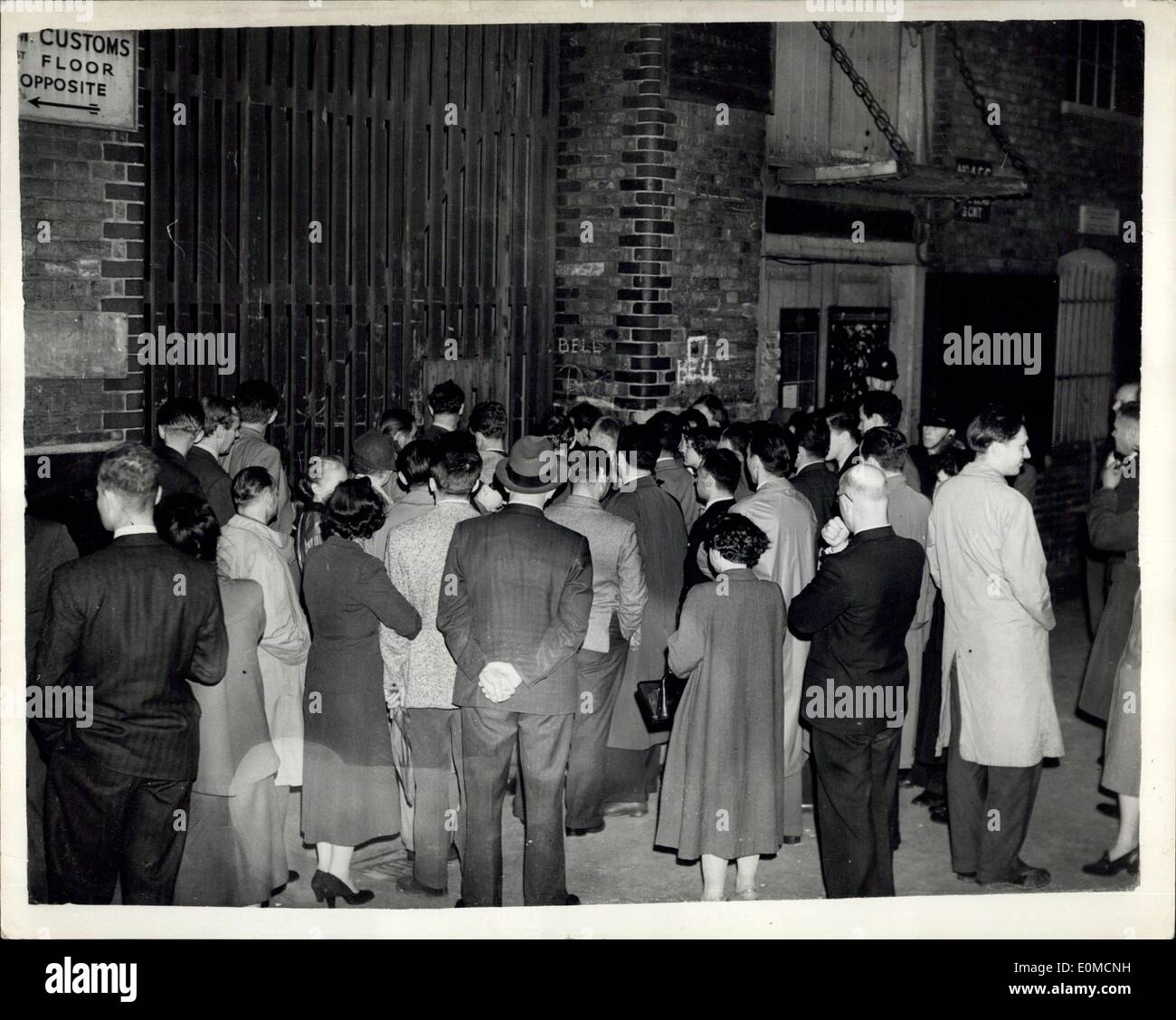 Agosto 31, 1954 - 4.000 ton nave polacco Jaroslaw drabowski, con il Dottor Giuseppe Cort, USA docente che è stato rifiutato di rimanere in Gran Bretagna, a bordo è stato bloccato su OFF Woolwich punto dopo la vela dal pool di Londra a 1.35 am. Anche a bordo era di 24 anno vecchio antoni Klimowitz, che hanno riposto porto polacco di Cydnia nella speranza os fuga all'Inghilterra. Egli è stato trovato esaurito nel momento in cui la nave è stata scaricata al Mark Brown Wharf. Più di 100 poli arrabbiato ha dimostrato nei pressi della nave di attraccare la scorsa notte prima navigato Foto Stock