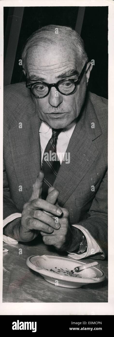 Sett. 06, 1954 - autore americano Thornton Wilder è arrivato ad Amburgo per una lezione presso l'università di circa ''i sei domande Most-Common persone mi chiedono circa l'America". Egli è raffigurato in Atlantic Hotel. Foto Stock