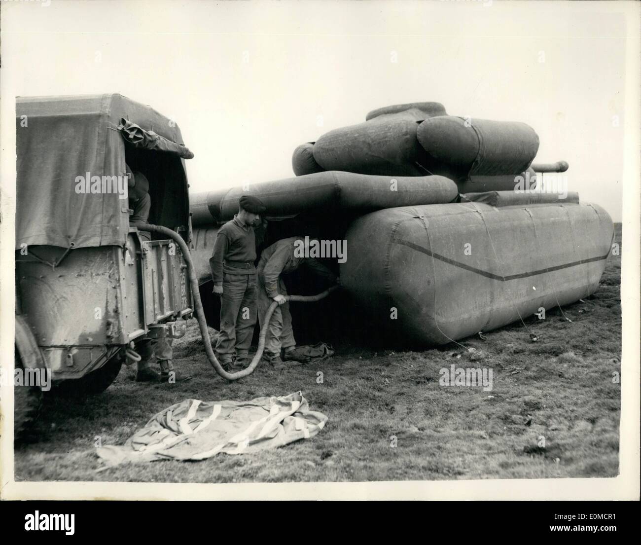 Sett. 08, 1954 - 8-9-54 56a Londra divisione corazzata effettuare esercizio. Pompare fino a serbatoi di gomma Ã¢â'¬â€oe alcuni 12.000 uomini Foto Stock