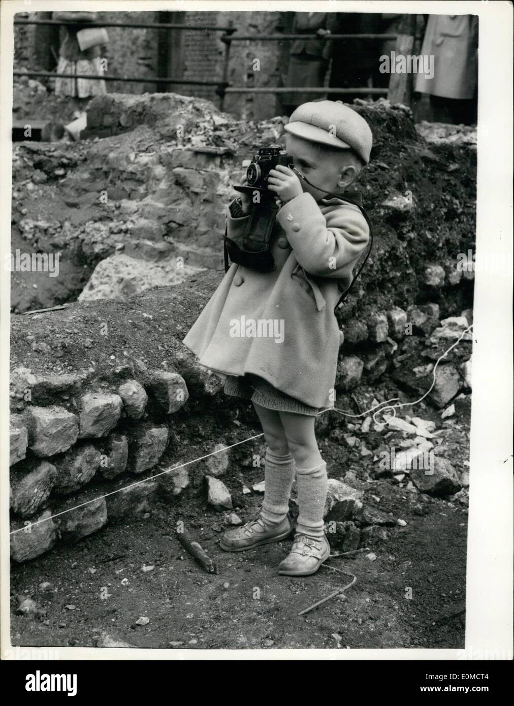 Sett. 09, 1954 - Tempio romano giorno essere mondo salvato nuovamente rimandato come funziona il ministro califs conferenza. I resti del romano Tempio Nitheriac scoperto sul sito della proposta di blocco degli ufficiali di polizia vicino alla Mansion House. Può dopo tutto, essere salvato dal bulldozer che erano dovute a frantumare il lunedì. Questa drammatica notizia è arrivata ieri dopo un inaspettato conferenza denominata da sir daveid Eecles, lavora il ministro, ma vi è un tedesco. Per preservare il tempio al di sotto del 14-storey ordina 00,000. coda di persone hanno formato un grande giorno per visualizzare le rovine del tempio Foto Stock