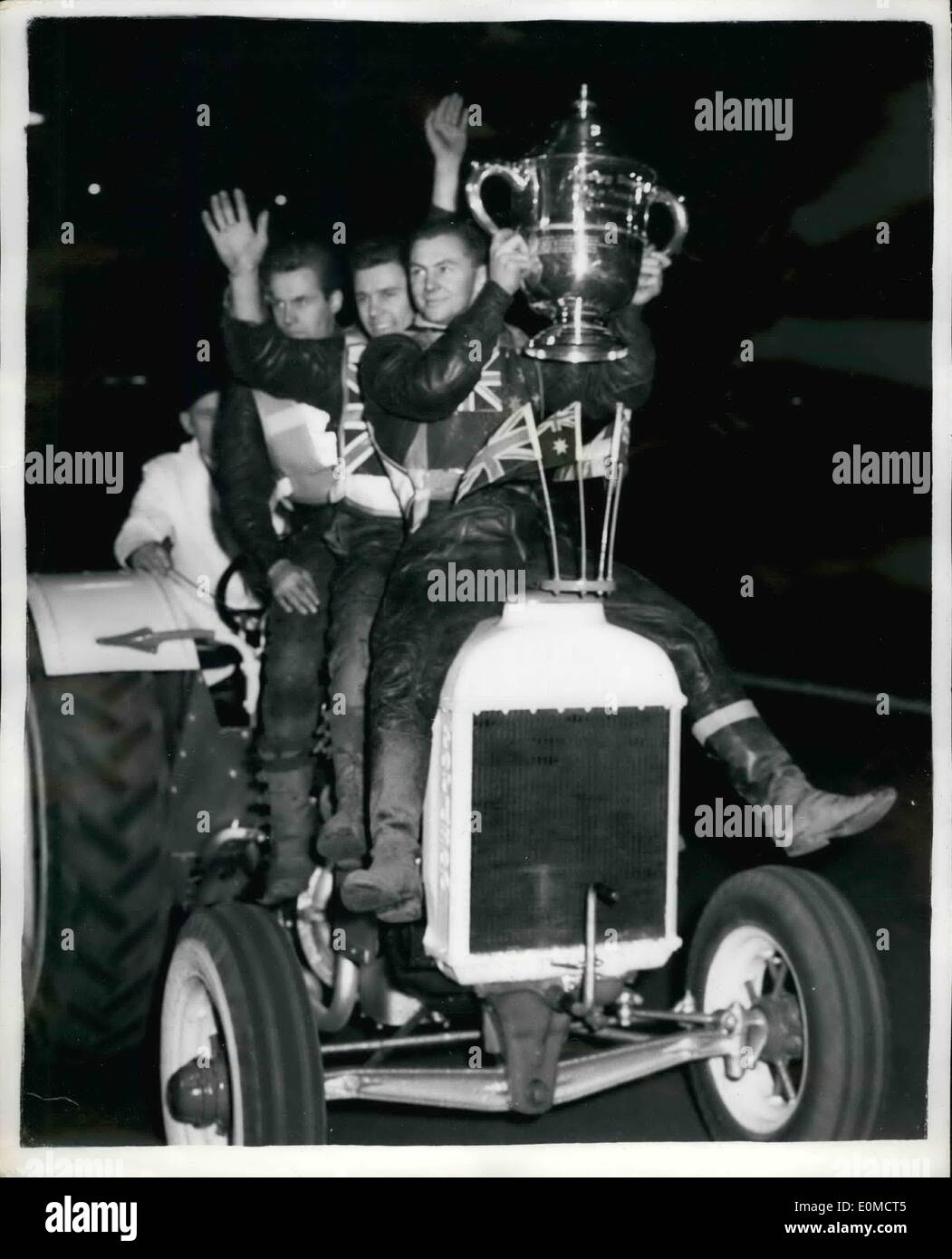 Sett. 09, 1954 - Ronnie Moore vince il mondo speedway campionato. 21-enne neozelandese, Ronnie Moore, di Wimbledon, la notte scorsa ha vinto il mondiale speedway e Brian stampelle, di Wembley, legato per il secondo posto e miscelatore (crutcher) ha vinto il run off, phto mostra Ronnie Moore, tenendo la domenica spedizione trofeo, con Brian Crutchr e Olle Nygren visto sul trattore durng la cavalcata trionfale round sulla pista - dopo l ultima notte del campionato a Wembley. Foto Stock