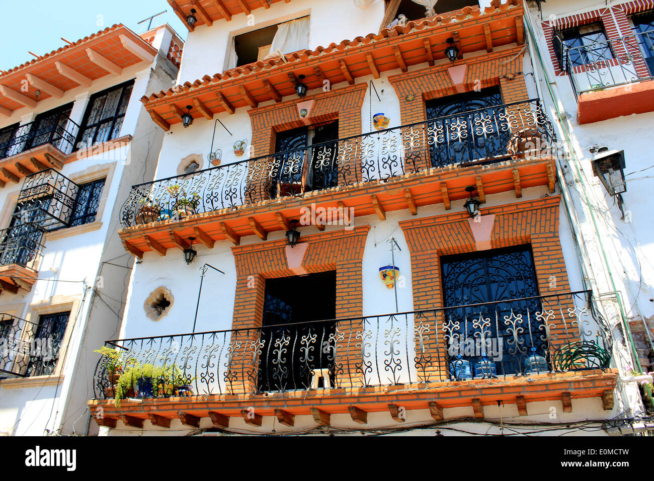 Case con balconi fodera una strada in Taxco, Guerrero, Messico Foto Stock