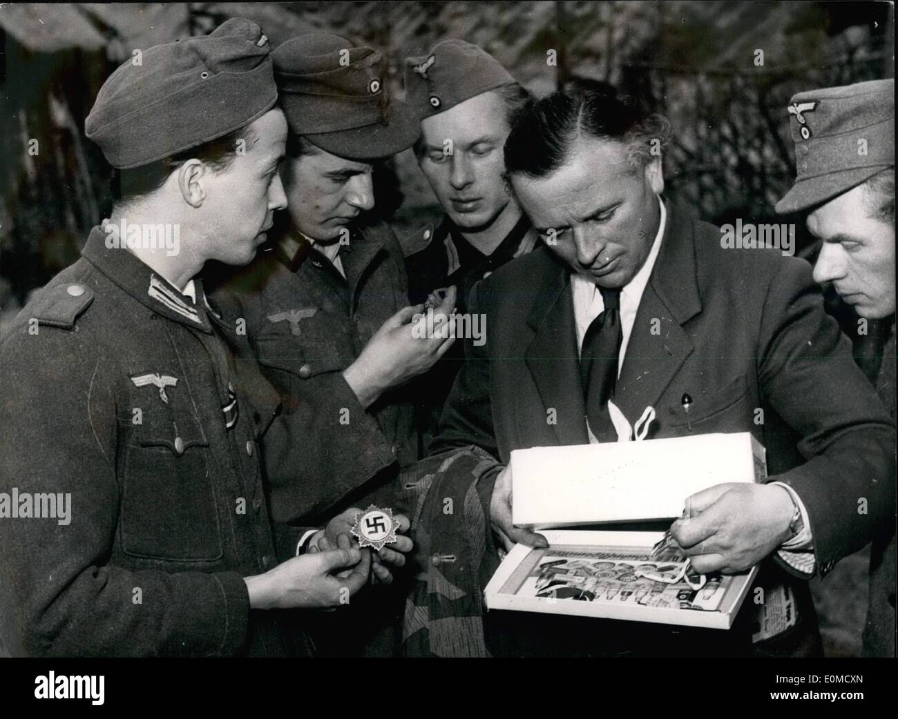 Ottobre 10, 1954 - Gli ordini sono distribuiti; ''croce tedesca in oro'' e le più alte decorazioni dell'ultima guerra hanno guardato a Foto Stock