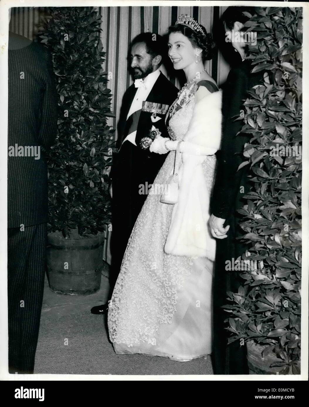Ottobre 10, 1954 - L'imperatore e la Regina Cena presso ambasciata etiopica: mostra fotografica di Haile Selassie - il Emperior di Etiopia - accompagnatrici H.M. La Regina ha lasciato l'ambasciata etiopica, Londra la scorsa notte dopo la cena detenute dall'Emperior in onore della regina. Foto Stock