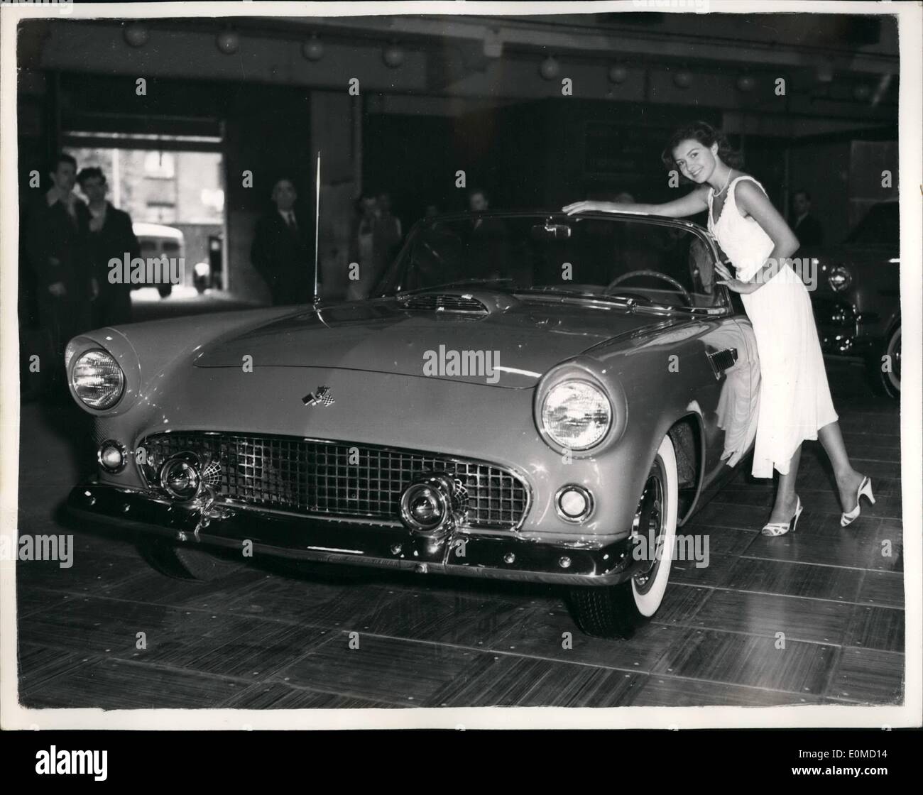 Ottobre 10, 1954 - Anteprima di International Motor Show... ''Miss World 1953'' - con la Ford ''Thunderbird''.. Foto Sho Foto Stock