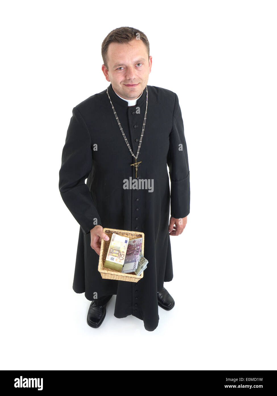 Sacerdote cattolico con piastra di raccolta pieno di banconote in euro Foto Stock