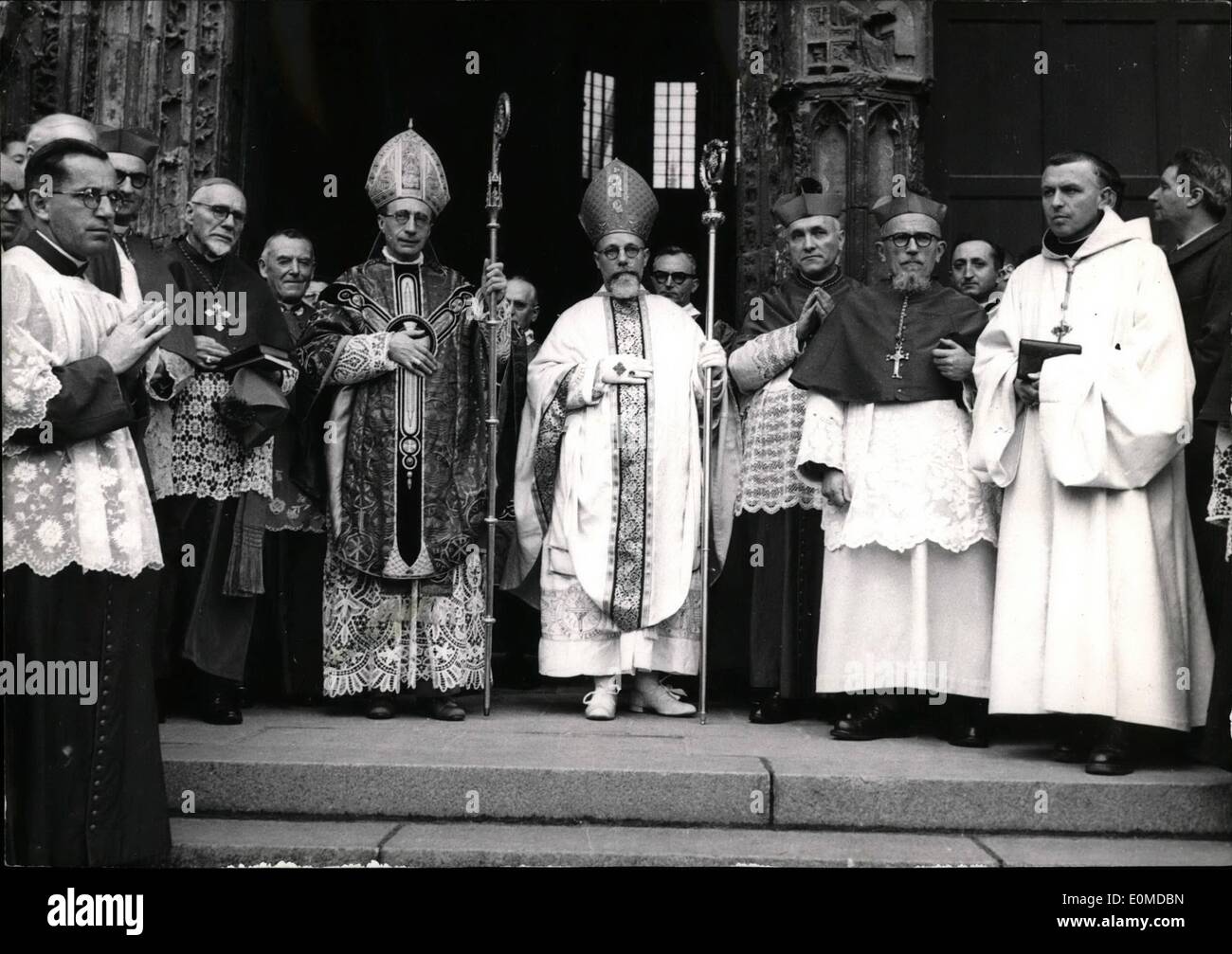Ottobre 10, 1954 - Il Vescovo dedicata: MONS. Villepelet (tunica bianca e mitre) che è stato dedicato il Vescovo dell Africa nera durante la cerimonia presso la Cattedrale di Nantes ieri. Sulla sinistra è mons. Aubin, Vicario Apostolico delle Isole Solomn. Foto Stock