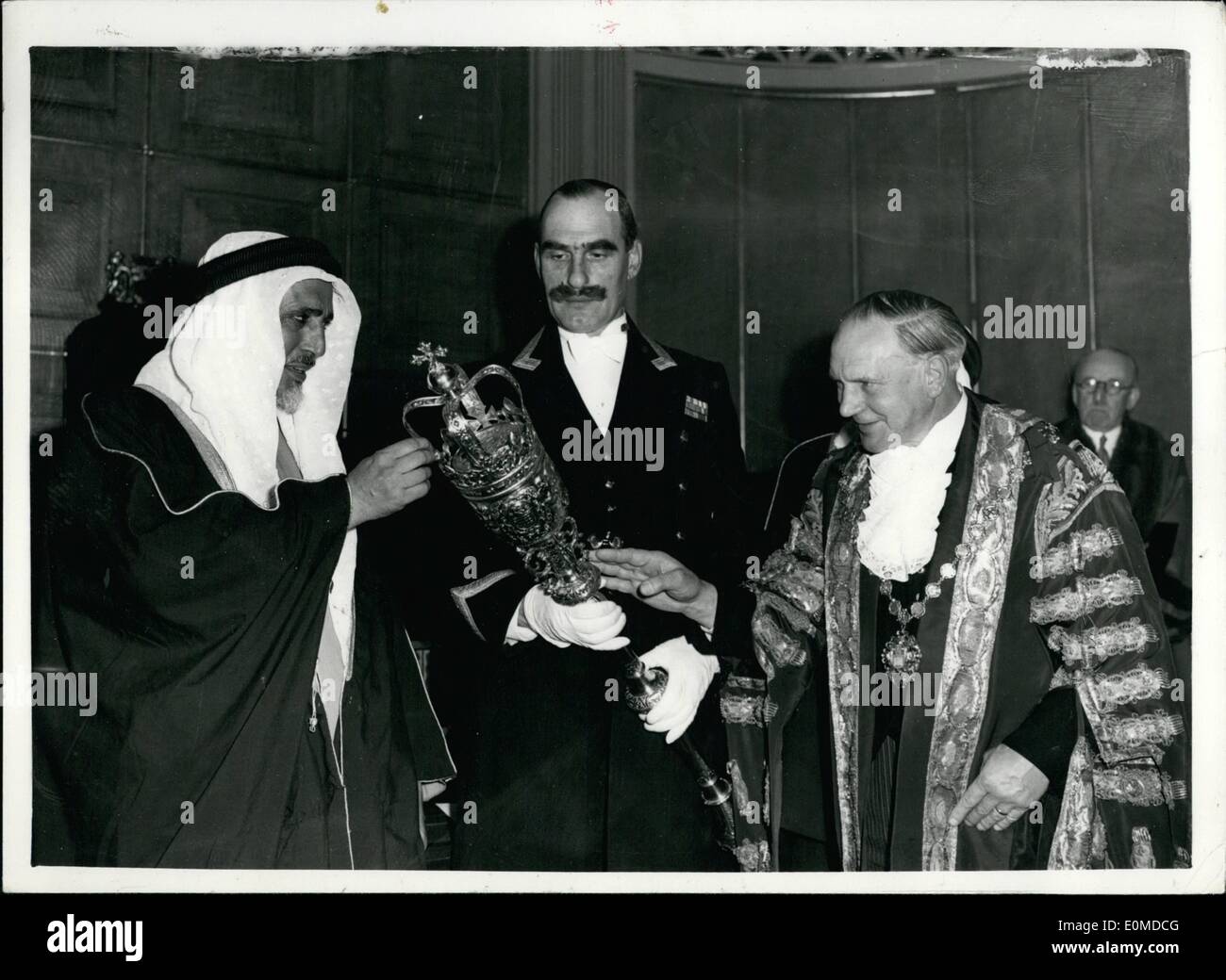 Ottobre 10, 1954 - Righello del Qatar visite sindaco di Westminster: il sindaco di Westminster (Cllr.J.Gordon Elsworthy, F.R.I.C.S., J.P. Foto Stock