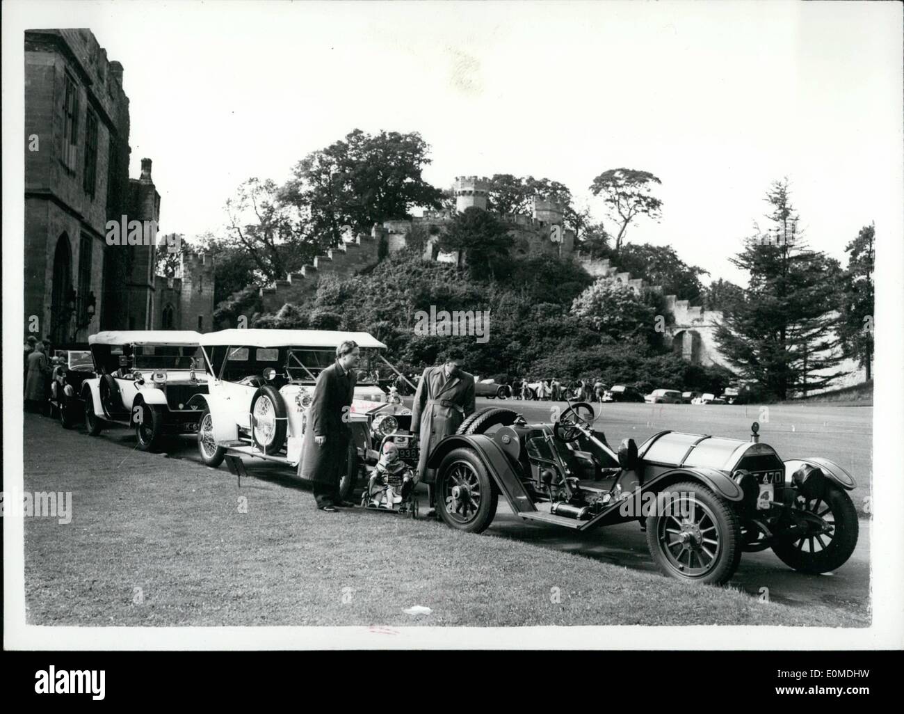 Sett. 09, 1954 - Anglo-americano auto Vintage Rally. Antica cles a Warwick: 950 anglo-americano auto veterano ra Edinburgh - Si conclude domani a Goodwood. Venti  stanno prendendo parte - ogni paese entrato in ''Edwardian'' (1904-1919) automobili e cinque ''Annata'' (1920-1930) automobili. Il rally che è sponsor British viaggi e vacanze associazione iniziato Sabato da Edimburgo. La foto mostra alcuni dei concorrenti con il ient veicoli a Warwick - sul modo per G Foto Stock