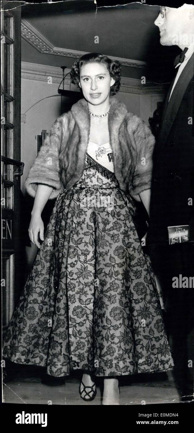 Il 14 ottobre 1954 - La Principessa Margaret va a teatro. La foto mostra: S.A.R. La principessa Margaret, per la sua prima visita a West End show dal suo ritorno dalla Scozia - visto lasciare Westminster Theatre la scorsa notte, dopo aver visto il gioco musicale, il Duenna. La Principessa indossa un gwon di black spider-wb su pizzo rosa seta, e una mutazione di argento mink cape. Foto Stock