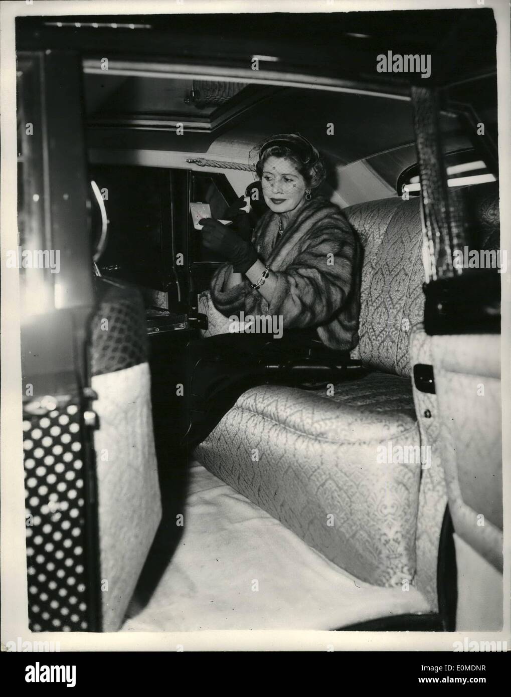 Ottobre 19, 1954 - 19-10-54 Anteprima della International Motor Show. Il Docker è di nuovo Daimler. Keystone Foto Mostra: Lady Docker visto all'interno del lussuoso interno grigio del loro nuovo placcati argento Daimler da Hooper a Earls Court oggi, dove la International Motor Show si apre domani. Signora Docker è visto esaminando alcuni dei raccordi nella parte posteriore della vettura. Foto Stock