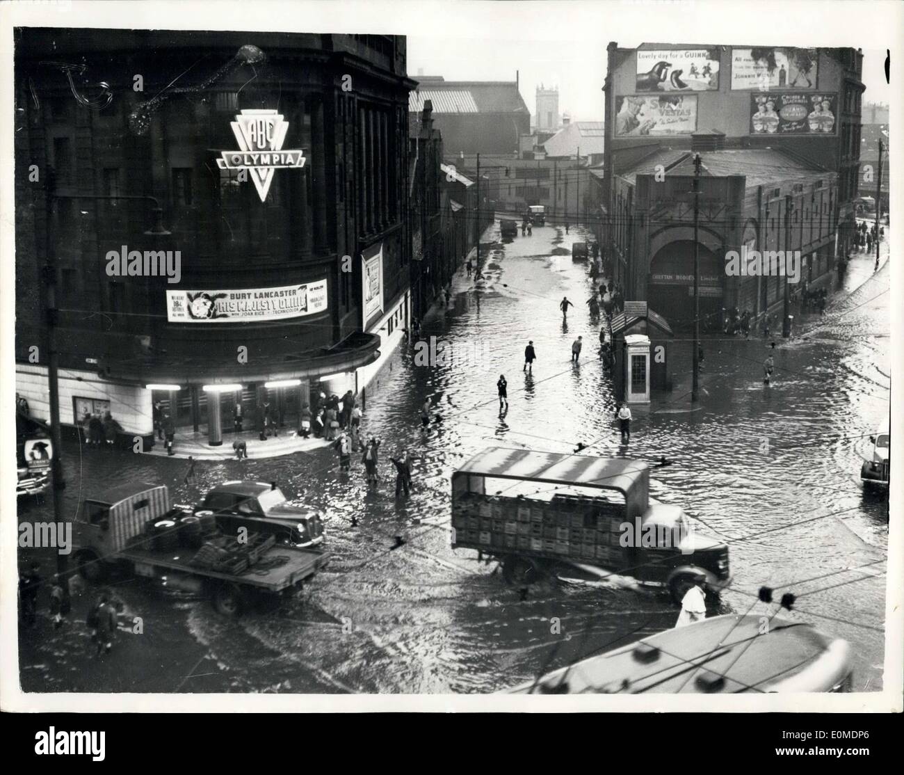 Ottobre 21, 1954 - Scozia ottiene il suo peggior rovesci di pioggia nella memoria vivente: la Scozia ha avuto la sua peggior temporali all'interno di memoria viva. Fiumi burst hanno le loro banche, le strade sono stati inondati o bloccate dalle frane, trasporti su rotaia e su strada è stata dislocata e comunicazioni telefoniche interrotta. La foto mostra una vista della Croce Bridgeton, Glasgow, sotto alluvione. Foto Stock