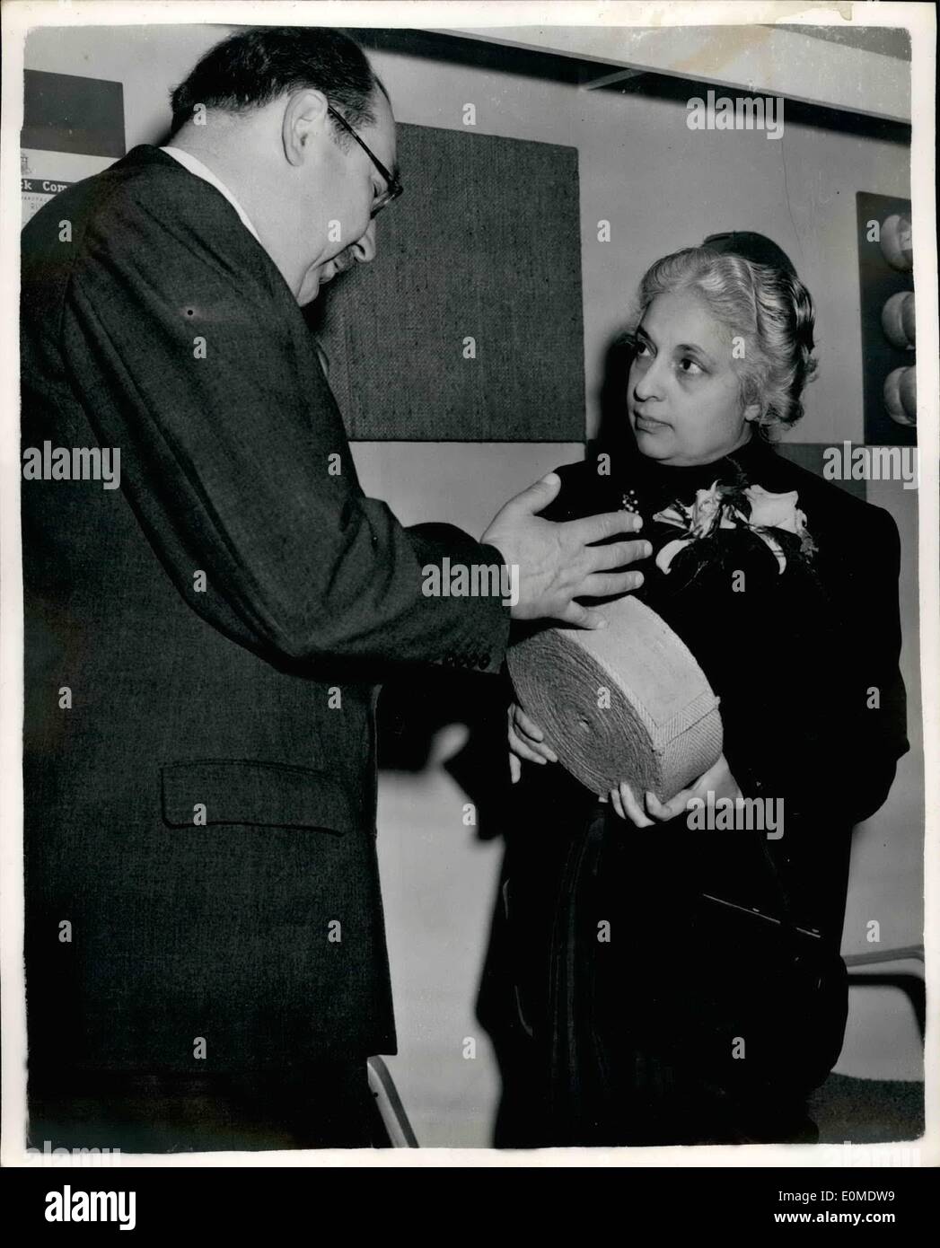 Gen 01, 1955 - Apertura della confezione mostra. La sig.ra Pandit a indiano mulini di iuta stand.: il nuovo Alto Commissario per l'India - Sig.ra Vijaya Lakshmi Pandit, sorella del Primo Ministro indiano - ha accompagnato le signore Privy Seal - Capt. TR. L'on. H. Crookshank p.f. quando ha aperto il quarto imballaggio nazionale mostra presso Olympic - questa mattina. La foto mostra la sig.ra VijayaLakshmi Pandit è mostrata una bobina di nastro di iuta dal sig. W.B. Moncur, Londra presidente della Indian mulini di iuta - durante il suo tour della mostra questa mattina. Foto Stock
