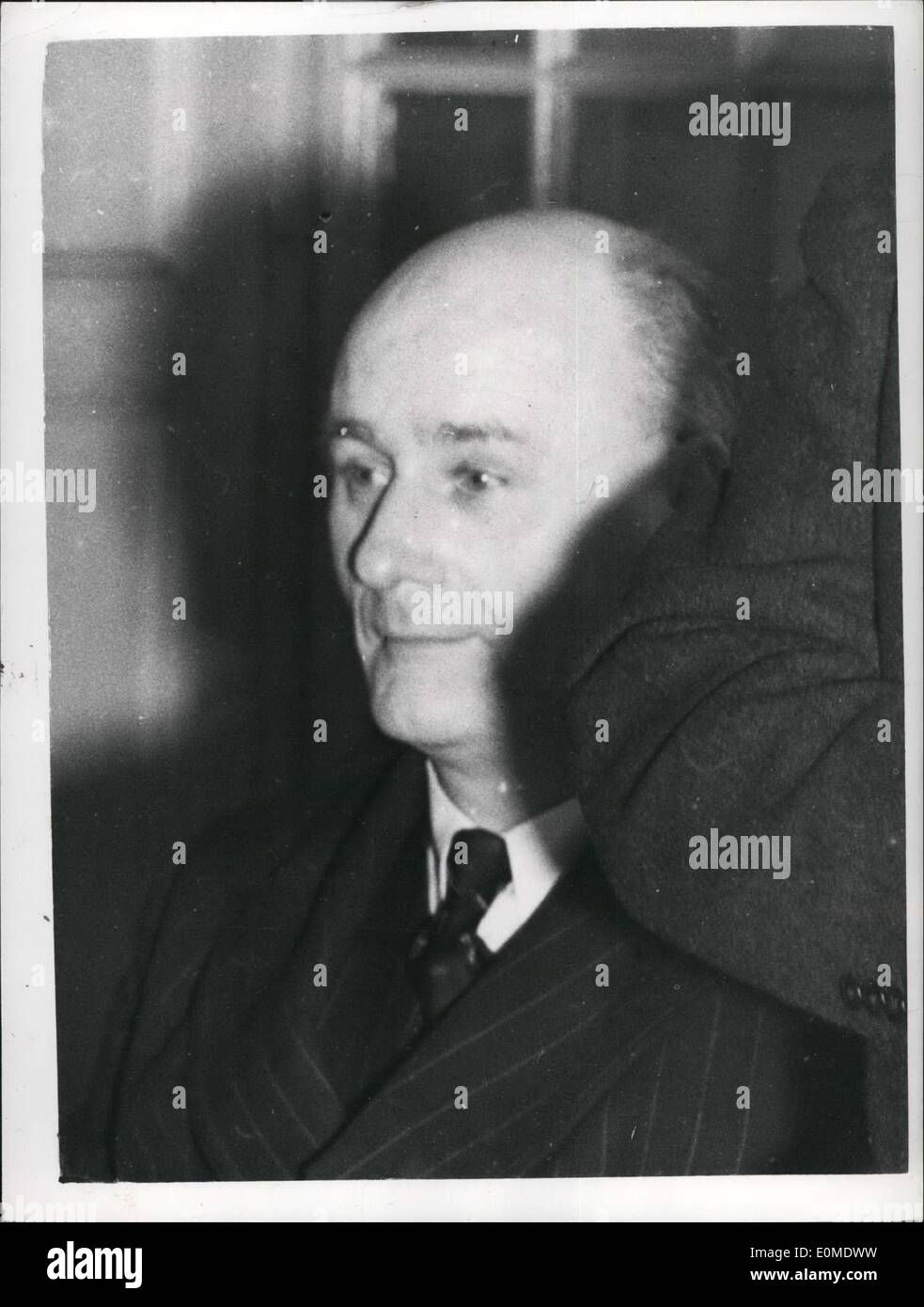 Gen 01, 1955 - carte Atom svaniscono da Sir Henry Self dell'ufficio...: Carte relative allo sviluppo di energia atomica in Gran Bretagna, che era scomparso su lunedì-sono state adottate dall'ufficio di Sir Henry Self, Vice Presidente della Bretagna Electricity Authority. I documenti sono stati in una pelle marrone breve-case e il Quartier Generale B.E.A, Trafalgar Square. Sir Henry è uno dei due &pound;5000 un anno vice presidente della BEA. Egli è responsabile per l'amministrazione Foto Stock