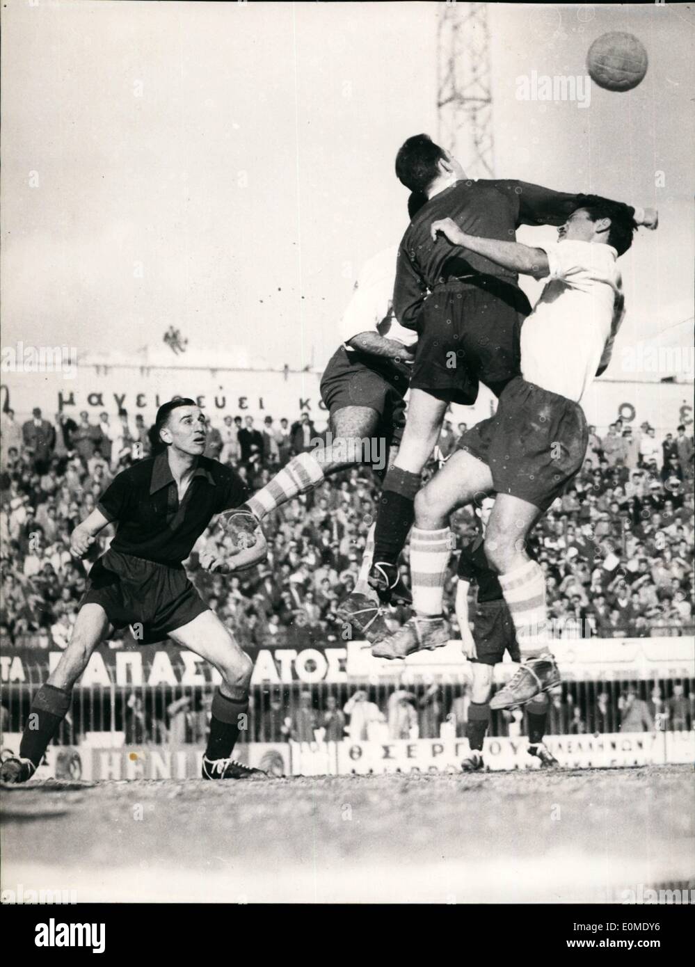Gen 01, 1955 - La Grecia ha battuto Stati Uniti 7-0: Questo pomeriggio si è tenuta ad Atene la partita di calcio tra le forze armate Foto Stock