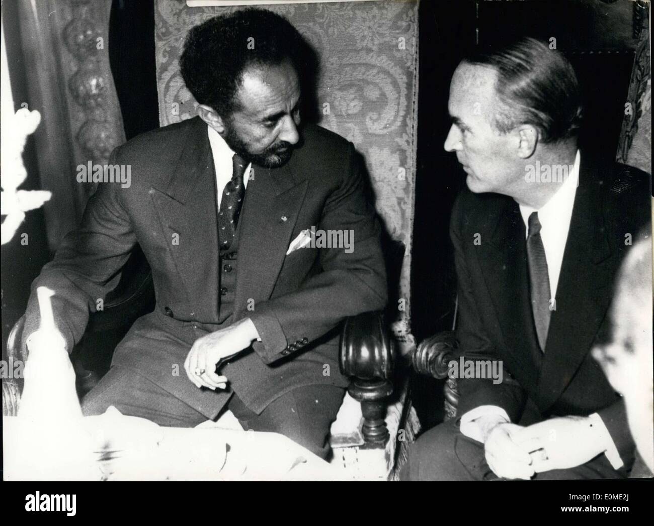 Nov. 11, 1954 - Haile Selassie negozia con Krupp. Il punto più elevato del tour di Kaiser etiope Haile Selassie I attraverso la regione della Ruhr di tedesco. Egli parla con l industriale Alfried Krupp a Villa H?gel in Essen. Nella foto: Il Kaiser in conversazione con Krupp. Foto Stock