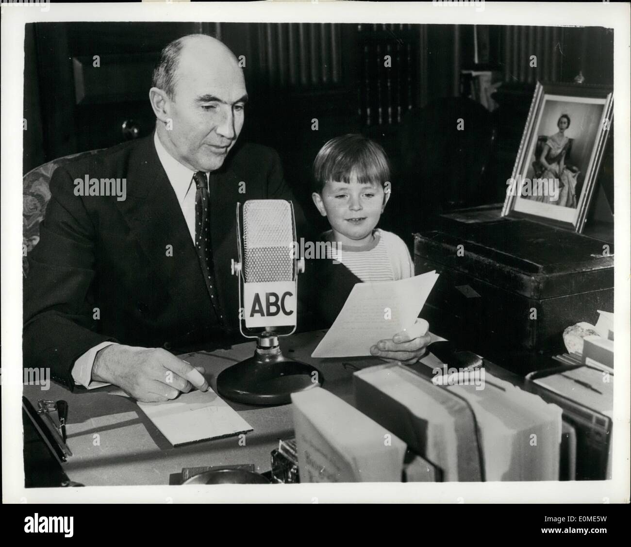 Gen 01, 1955 - Ambasciatore britannico rende Nuovo Anno American broadcast: Sir Roger Makins, Ambasciatore britannico per gli Stati Uniti Foto Stock
