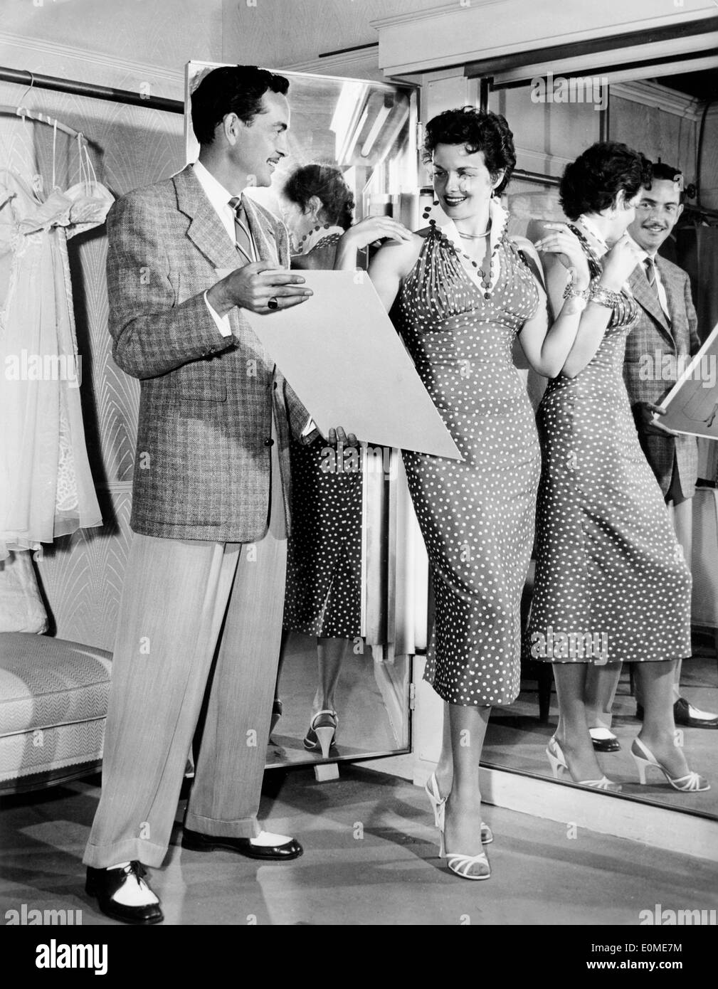 L'attrice Jane Russell con costumista Bill Thomas cercando per abiti per "Foxfire" Foto Stock