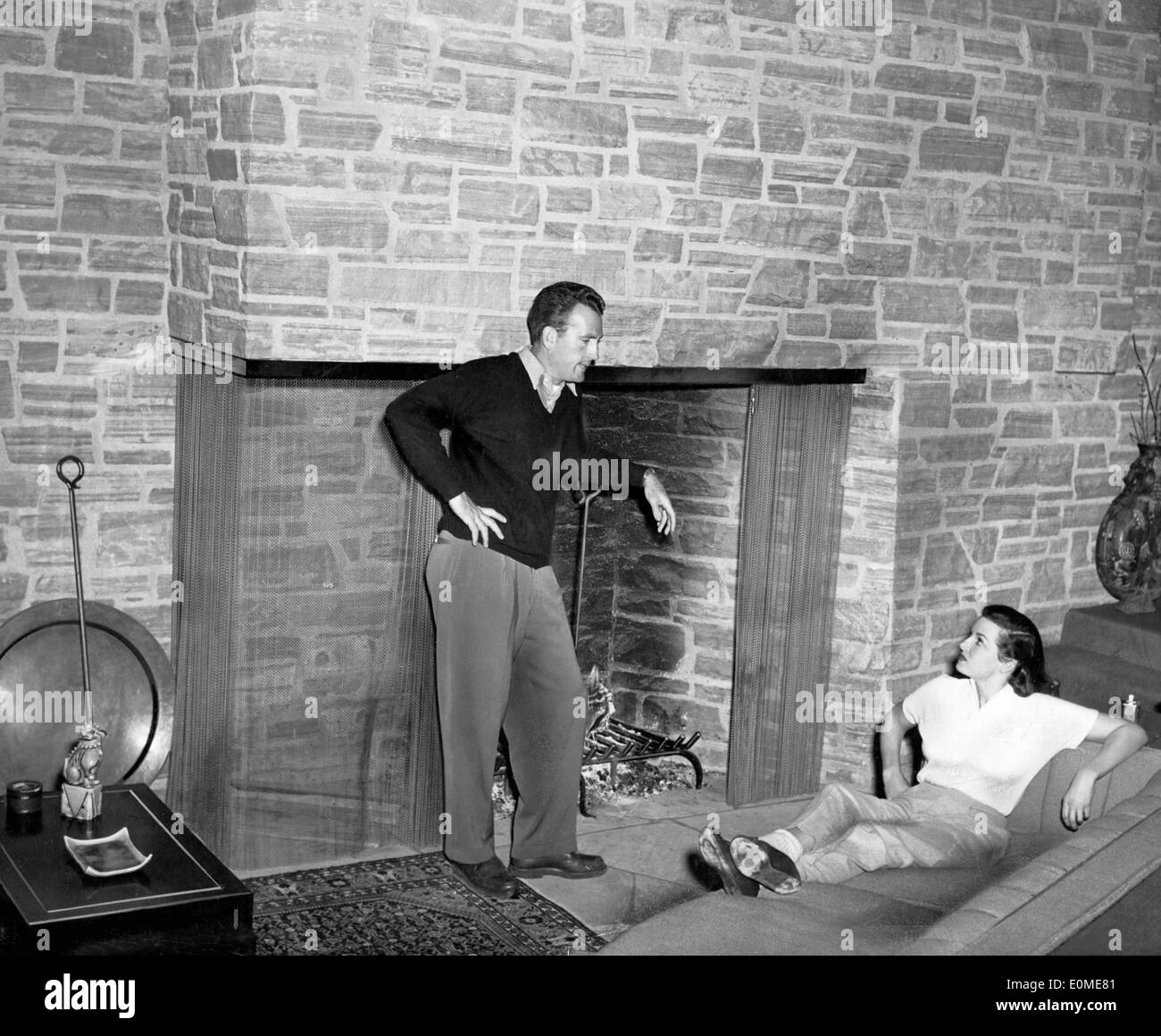 L'attrice Jane Russell e il marito Bob Waterfield nella loro Beverly Hills home Foto Stock