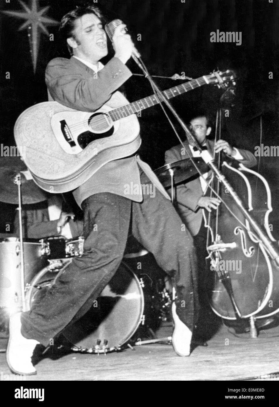 Elvis Presley cantare e ballare durante un concerto in L.A. Foto Stock