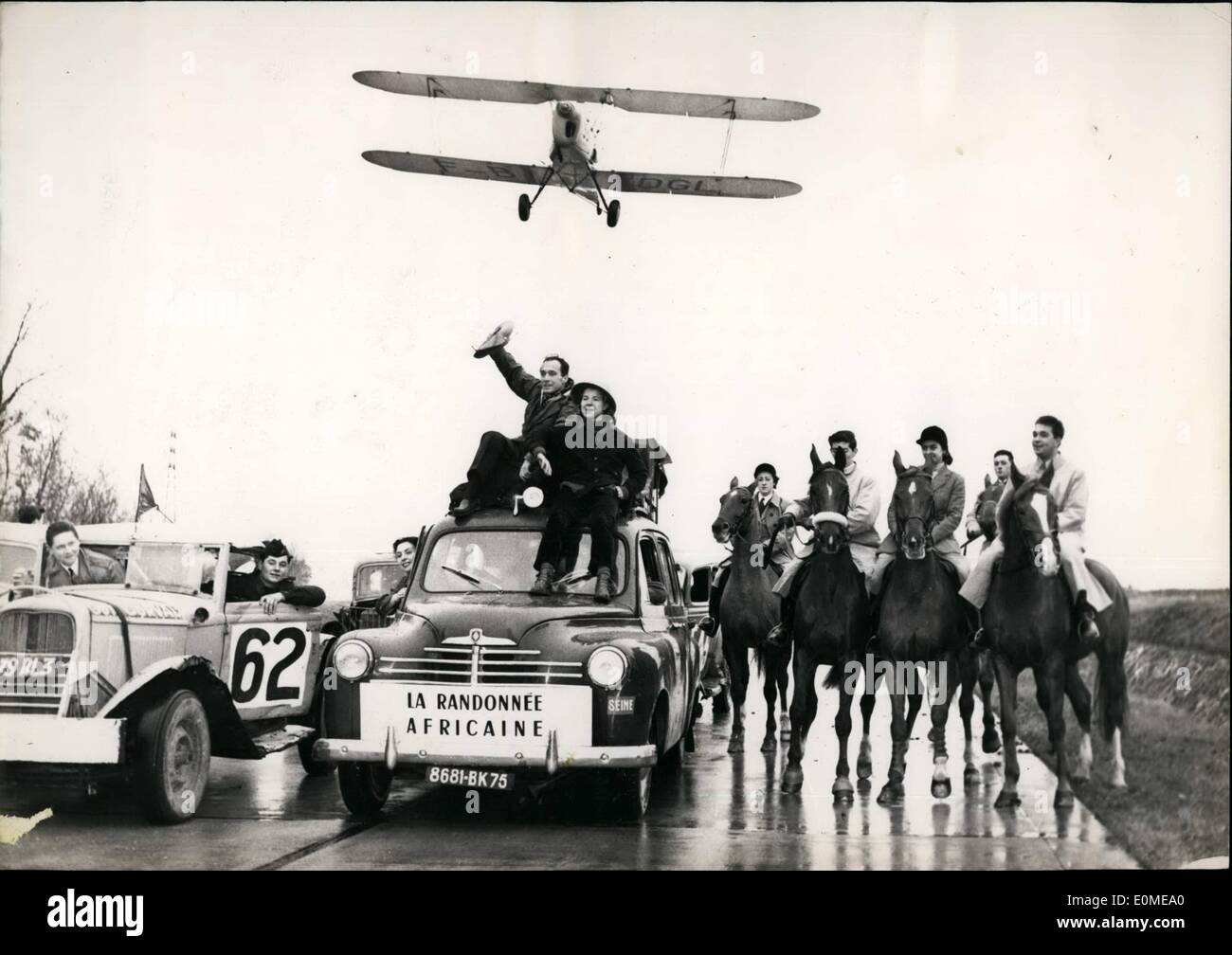 Nov. 11, 1954 - i famosi piloti lasciare su 25.000 miglia di viaggio in Africa: Chevalier D'Orgeix e sua moglie Michele cancro, il famoso francese di equitazione 'giovane' seduto sul tetto della loro auto vengono accompagnati da cadde w raiders, ha preso una macchina e un aereo sopra l'auto. Chevalier D'Orgelx e Michele a sinistra su 25.000 miglia di viaggio in Africa di oggi. Foto Stock