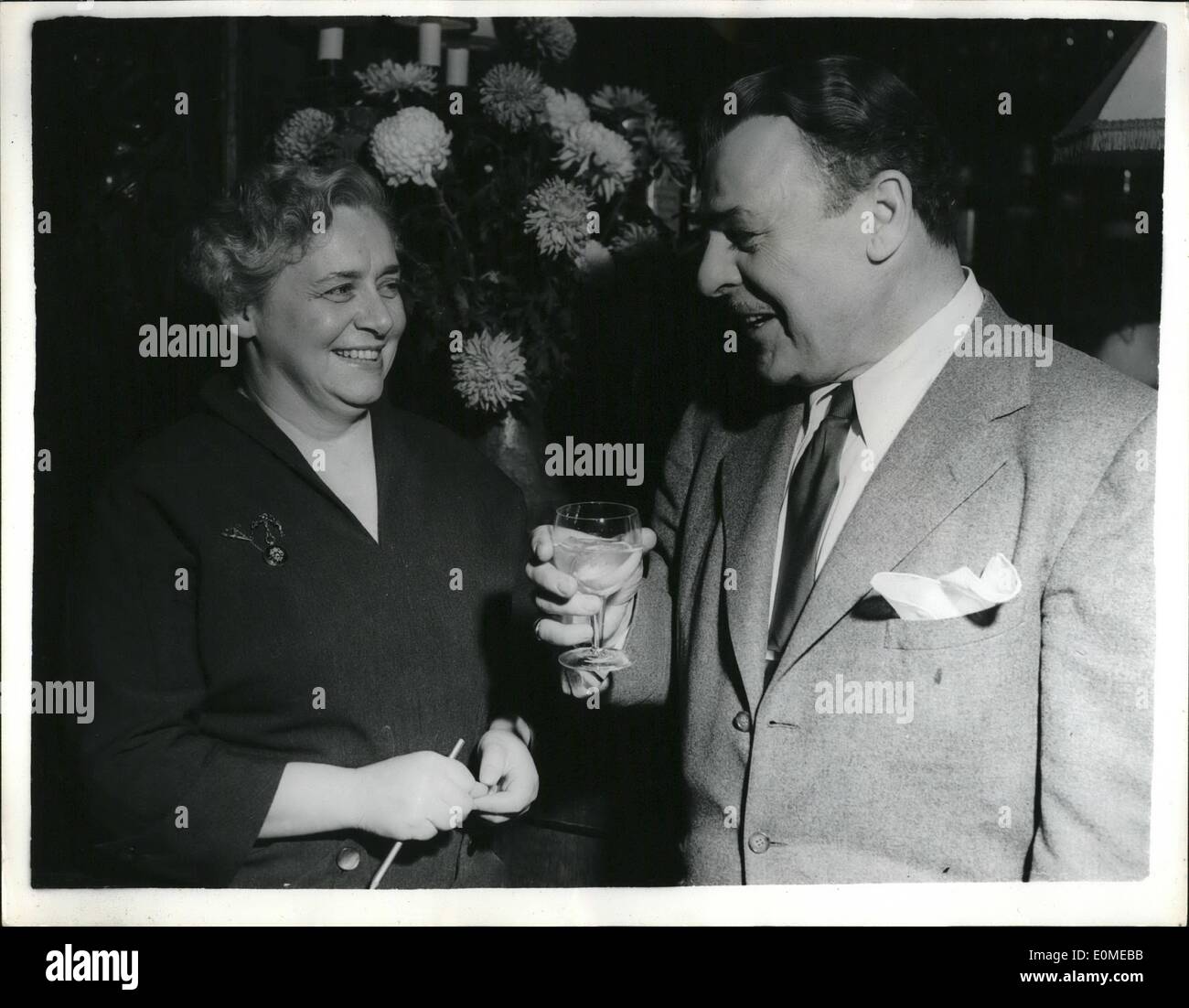 Nov. 11, 1954 - La schermata start passa al Duca di saluti. Visite Thames - Side Hotel.: quando la schermata star Brian Donlevy frequentato il Royal presentazione FIlm recentemente - il Duca di Edimburgo ha detto di lui ''Quando si passa la cerva's Head Hotel a Bray-on-Thames - dare i miei saluti alla padrona di casa''. Brian Yeeterday effettuata Duke auguri - quando egli vide il 15. secolo pub - per vedere la padrona di casa - 54 anni di Miss Lois Williams Foto Stock