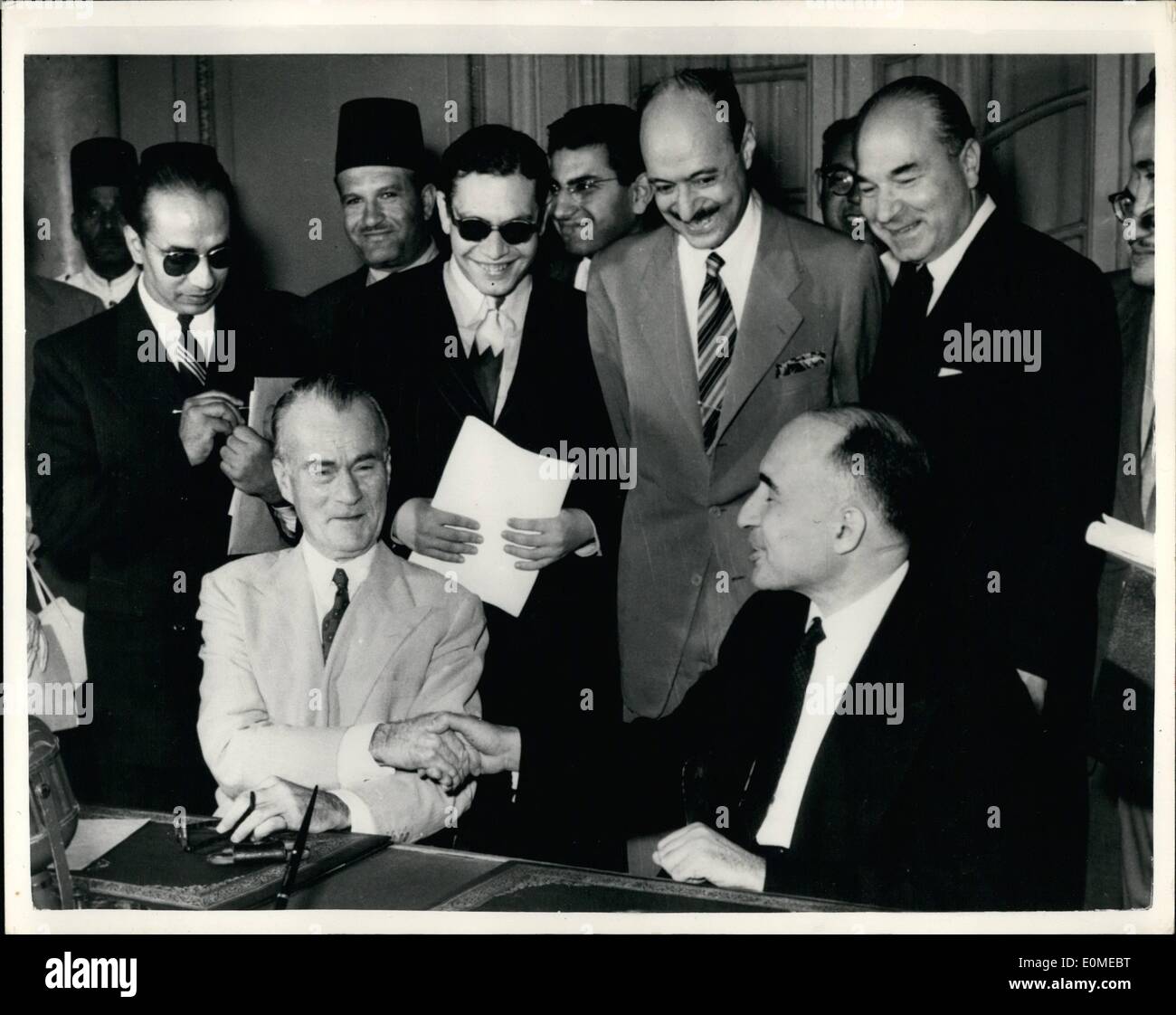Nov. 11, 1954 - aiuti americani accordo firmato a Il Cairo: l'aiuto americano accordo era stato concluso presso il Ministero degli Affari Esteri, il Cairo, recentemente i documenti firmati dal dottor Mahmoud Fauzy il ministro egiziano degli Affari Esteri e il maitre. Kamal Abdel Naby, direttore degli affari economici dipartimento del Ministro a nome del governo egiziano e il sig. Jefferson Caffry l Ambasciatore degli Stati Uniti in Cairo. L'accordo prevede la concessione di un aiuto per egiziano ente di beneficenza. La foto mostra il sig. Jefferson Caffry (sinistra) stringe la mano con il Dottor Mahmoud Fauzy dopo la firma. Foto Stock