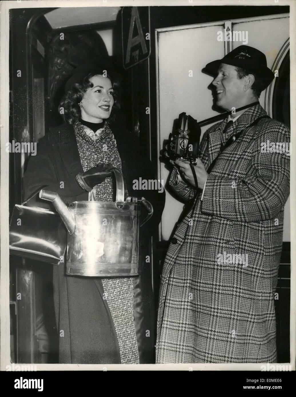 Gen. 10, 1955 - 10-1-55 Off per U.S.A.. Rudy Vallee e moglie. Keystone Foto Mostra: Rudy Vallee, il ben noto film di star e band leader, visto con sua moglie, quando hanno lasciato Waterloo sulla S.S. America treno in barca lungo il tragitto per U.S.A. Essi stanno prendendo con loro un rame annaffiatoio, che hanno acquistato in Petticoat Lane. Foto Stock