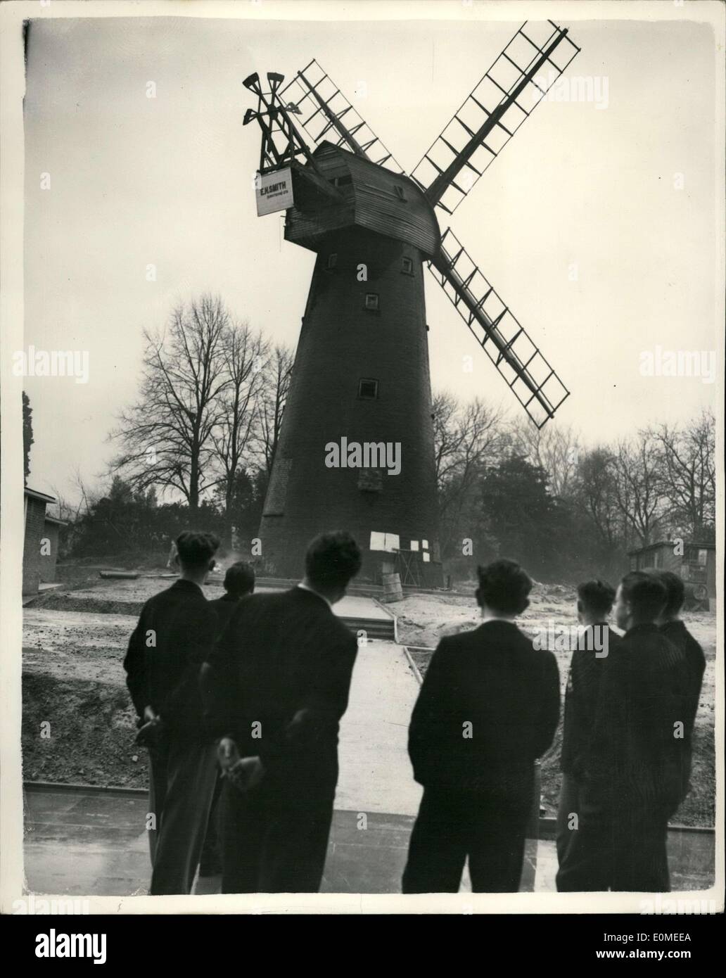 11 gennaio 1955 - Cento anni di vecchio mulino a vento come pezzo centrale di una moderna scuola di grammatica: un secolo vecchio mulino a vento sorge nel centro di nuova costruzione John Ruskin Grammar School a Shirley, Croydon. Il mulino a vento è un punto di riferimento locale e si è convenuto che esso deve rimanere quando i piani per il super moderna scuola erano passati. La foto mostra gli alunni osservando il mulino a vento come visto attraverso uno dei portali moderna dei nuovi edifici scolastici a Croydon oggi. Foto Stock