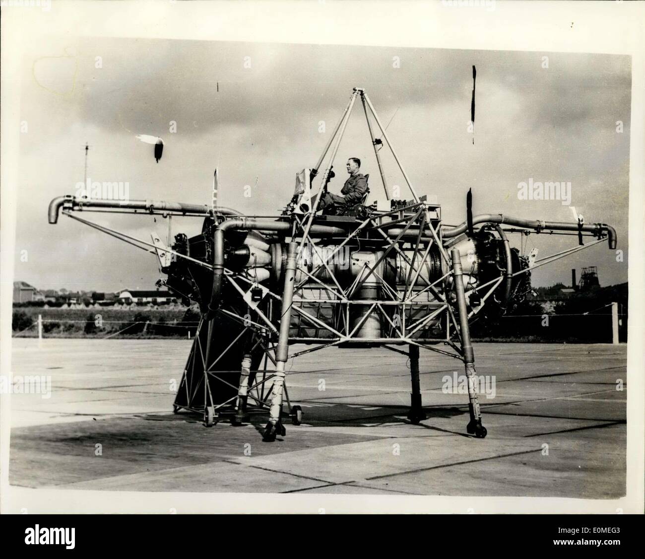 Gen 28, 1955 - Nuove foto della ''battenti letto'' il sensazionale Rolls Royce costruzione: nuove foto della strana ''battenti letto'' aggeggio che ha creato la sensazione dello scorso settembre sono state appena rilasciato. Esso non ha ali o rotori e può decollare verticalmente da una posizione orizzontale. Esso è alimentato da due Rolls Royce Mane motori horizonally impostato in opposizione, uno su ciascun lato del quadro. I getti da questi motori sono spolverato di novanta gradi in modo tale che entrambi i motori il discarico verticalmente verso il basso al di sotto del centro di gravità Foto Stock