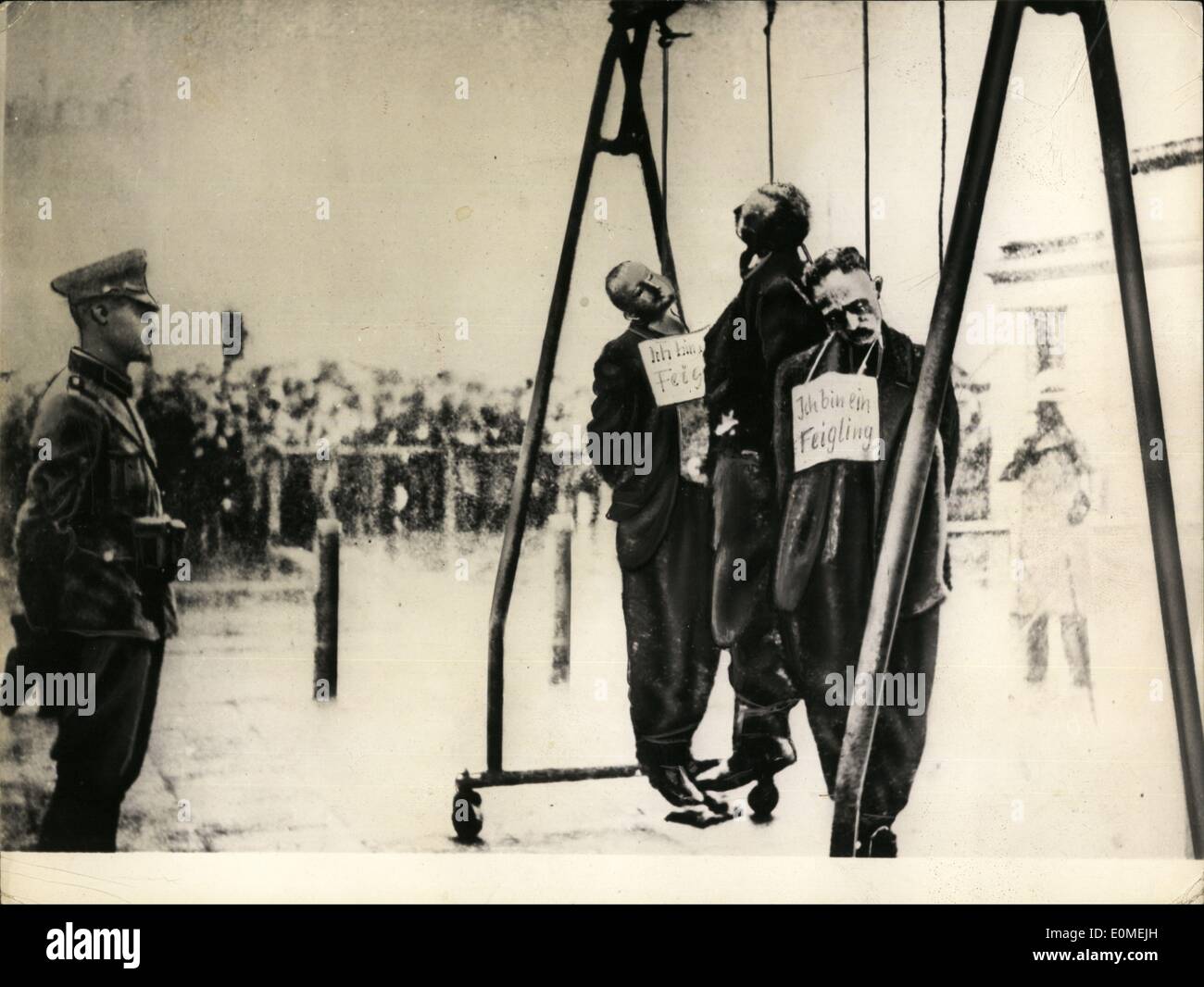 02 febbraio 1955 - quindi i soldati sono impiccati nella battaglia : i tedeschi vengono giustiziati, che uno dei generali Nezi più senza scrupoli, l'ex maresciallo di campo Schorner, liberato dai russi qualche settimana fa (Key tone-Pictures of Jan.29th), vive  ed è privo di jet. Schorner è accusato di criminali di guerra per i soldati che sono sotto di lui. Spettacoli fotografici al fronte orientale 1944 alcuni soldati sono impiccati. Foto Stock
