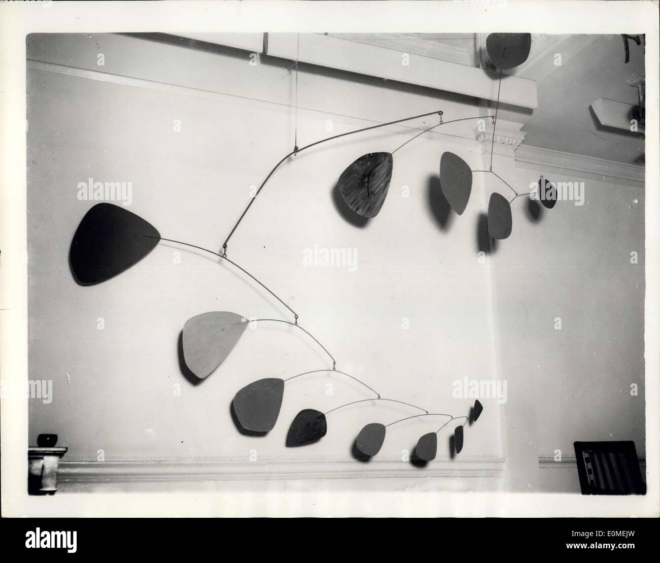 Febbraio 02, 1955 - ''Mobiles'' In mostra a Londra.. Una mostra di ''Mobiles''  dalla scultore americano Alexander Calder è in corso Foto stock - Alamy