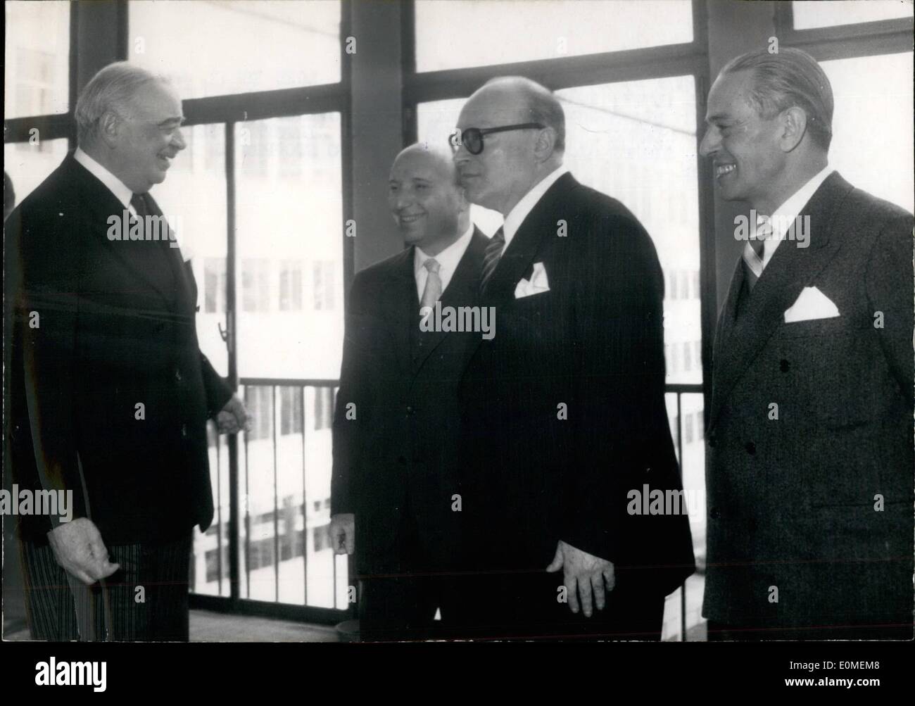 Febbraio 02, 1955 - NATO: continuare a sorridere. Un felice quartetto presso la NATO, Parigi, questa mattina, Lord Ismay, segretario generale (sinistra) Primo Ministro italiano Mario Scelba (da sinistra a destra), M. STAPHANOPOULOS, greco, ministro greco degli Affari esteri e presidente della NATO E IL SIGNOR MARTINO, MINISTRO ITALIANO DEGLI AFFARI ESTERI, sembrano godere di una buona barzelletta, signor SCELBA E IL SIGNOR MARTINO ARRESTATO A PARIGI SUL LORO MODO DI PARIGI. Foto Stock