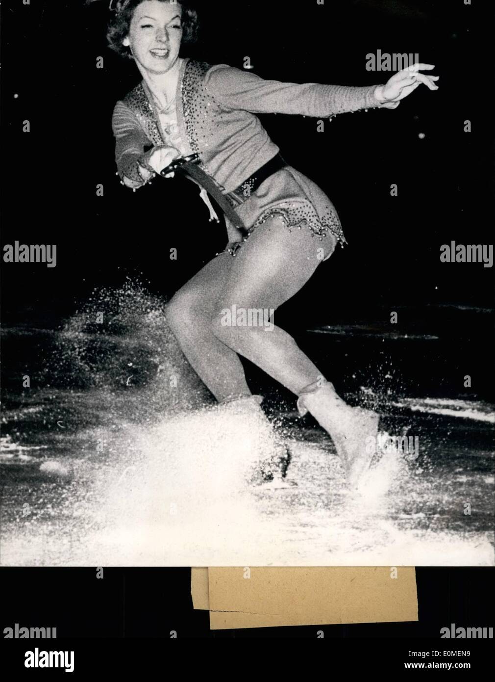 Febbraio 02, 1955 - Tenley Albright campione del mondo di pattinaggio di figura: ex-campione del mondo Tenley Albright, battuto lo scorso anno da Gundi Busch, acquisito il tanto desiderato titolo ancora una volta questo anno a Vienna. La foto mostra la American Tenley Albright. Foto Stock