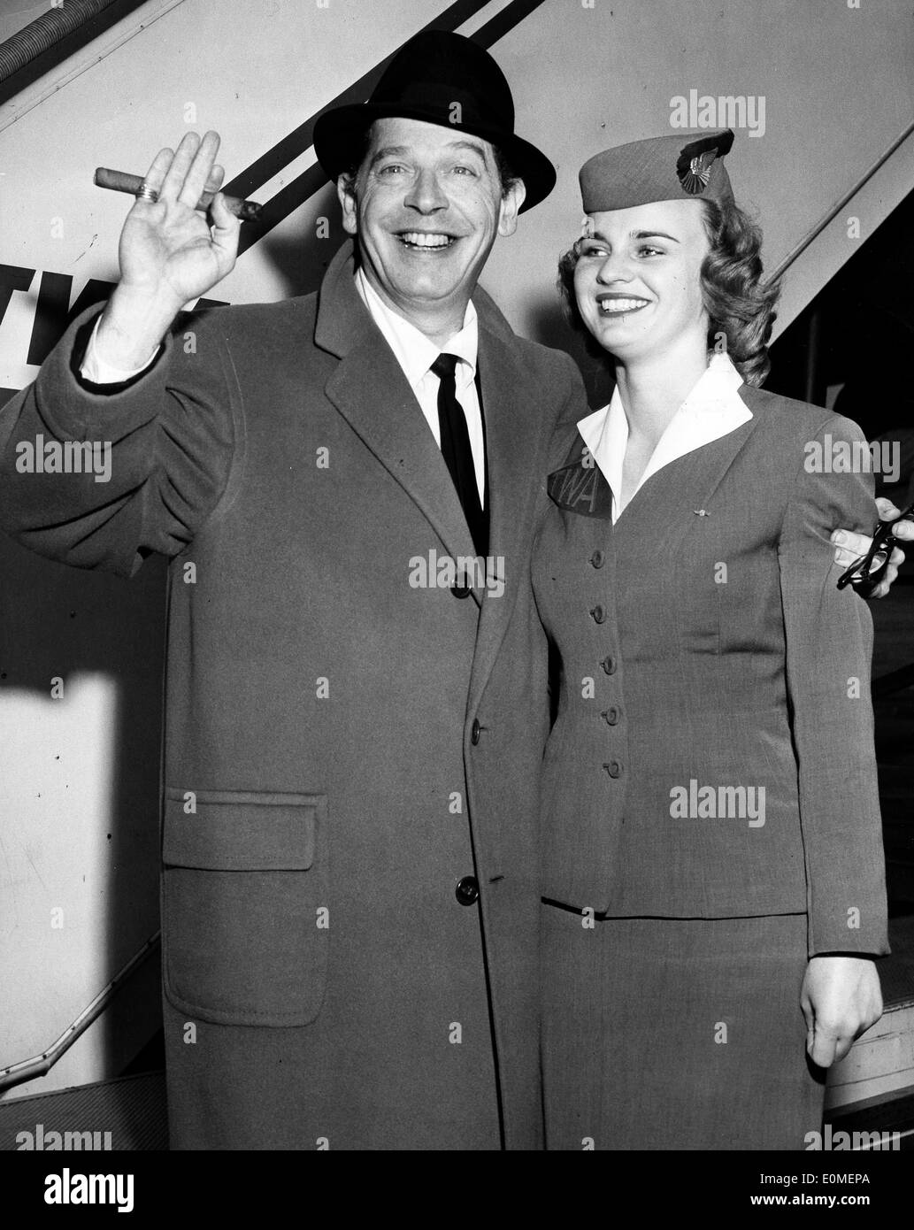 Il comico Milton Berle con TWA hostess Maria Ray Foto Stock