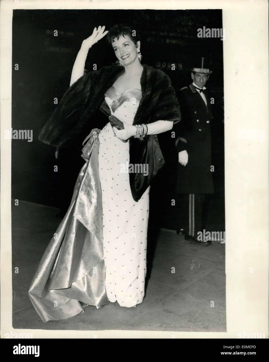 Nov. 15, 1954 - Queen assiste il Royal Film Performance all'Empire Leicester Square.: Jane Russell American film star, onde la corona quando è arrivata per il Royal show di questa sera. Foto Stock