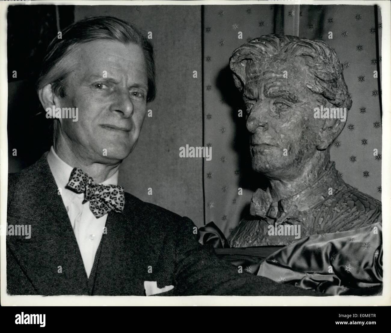 Dic. 03, 1954 - 3-12-54 personalità nella esposizione di scultura. Il Presidente con il busto di se stesso. La seconda mostra annuale della società del ritratto di scultori che si svolgerà presso l'Istituto Imperiale Galleria d'arte, South Kensington, Londra. Keystone Foto Mostra: Charles Wheeler, presidente della società, che ha molti elementi esposti, guarda un busto di se stesso da T.B. Huxley-Jones, F.R.B.S. alla mostra. Foto Stock