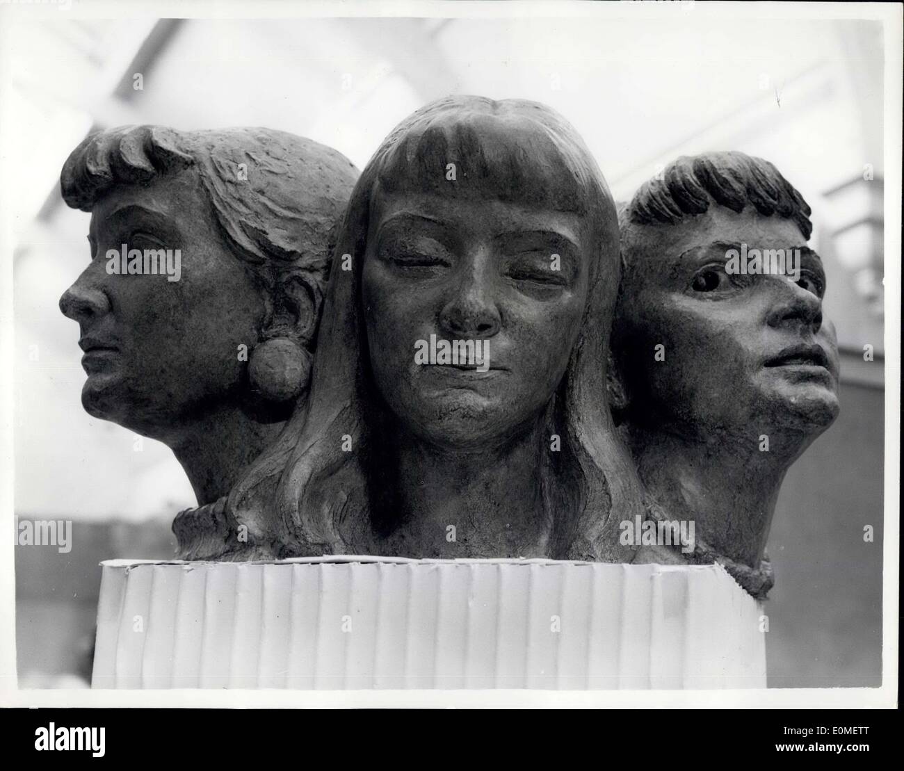 Dic. 03, 1954 - Personaggi in esposizione di scultura. ''Tre interpretazioni''.. La seconda mostra annuale della società Foto Stock