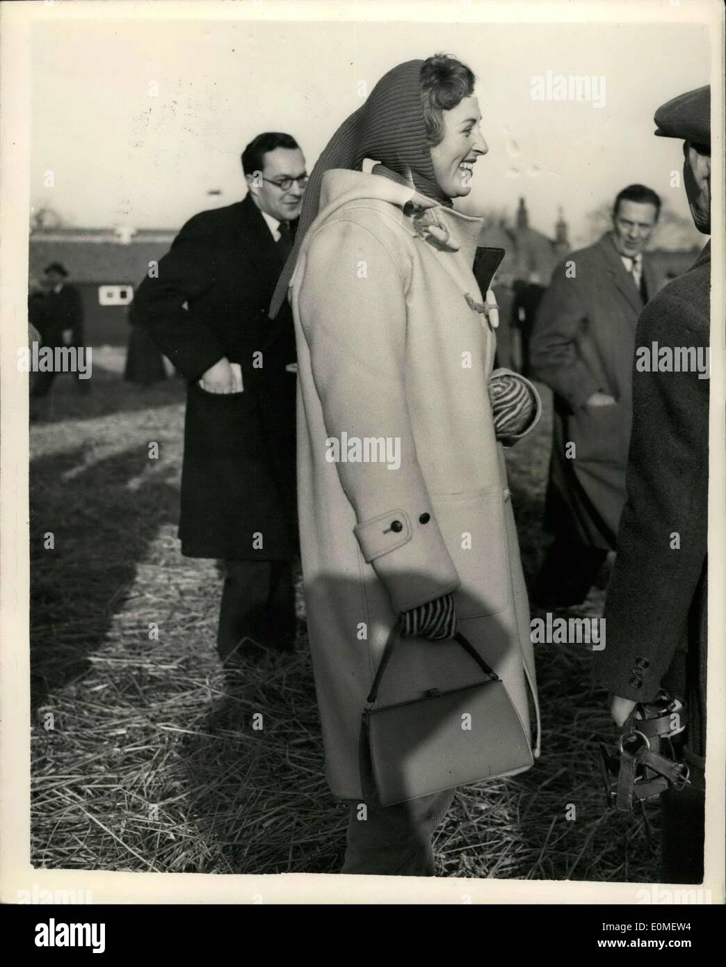 Dic. 06, 1954 - Apertura del Newmarket vendite.. Ben wraphed fino contro la Cond: un certo numero di prezzi record sono stati pagati al Bloodstock vendite che ha aperto a Newmarket questa mattina. La foto mostra la sig.ra Anthony Askew di Sussex indossa un duffle coat - Pantaloni - e un cappello di lana - quando ha frequentato le vendite oggi stesso. Foto Stock