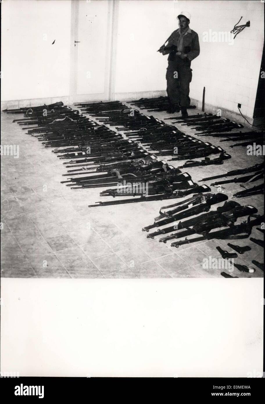 Dicembre 08, 1954 - ribelli algerini rinunciare alle armi da guerra alcuni dei fucili a canna rigata dato da Fellaghas (ribelli algerini) come hanno smesso di combattere in Gafsa area. Foto Stock