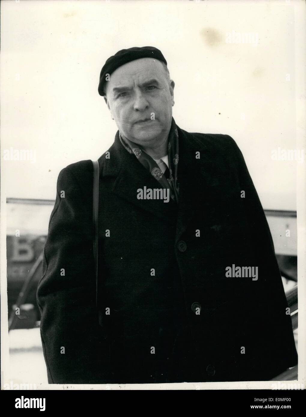 Febbraio 02, 1955 - ''nuovo Führer'' ha rifiutato il permesso di soggiorno a Londra Dr Otto Stasser collocati a bordo di aeromobili di Zurigo; Dr Otto Stasser l uomo che Hitler esiliato è stato messo in una cella di detenzione all'Aeroporto di Londra di questa mattina quando è arrivato dal Canada. Egli fu poi messo a bordo di un aereo Swissair per Zurigo che è stato rifiutato il permesso di soggiorno da parte dell'ufficio a casa. Si è detto che in Germania - Stasser spera di iniziare un risveglio nazionalista. Stasser lasciato la Germania 22 anni fa durante il Reichatag fire. Egli ha rotto dai nazisti per formare il ''Bolshavik nazionale'' Parte anteriore nera Foto Stock