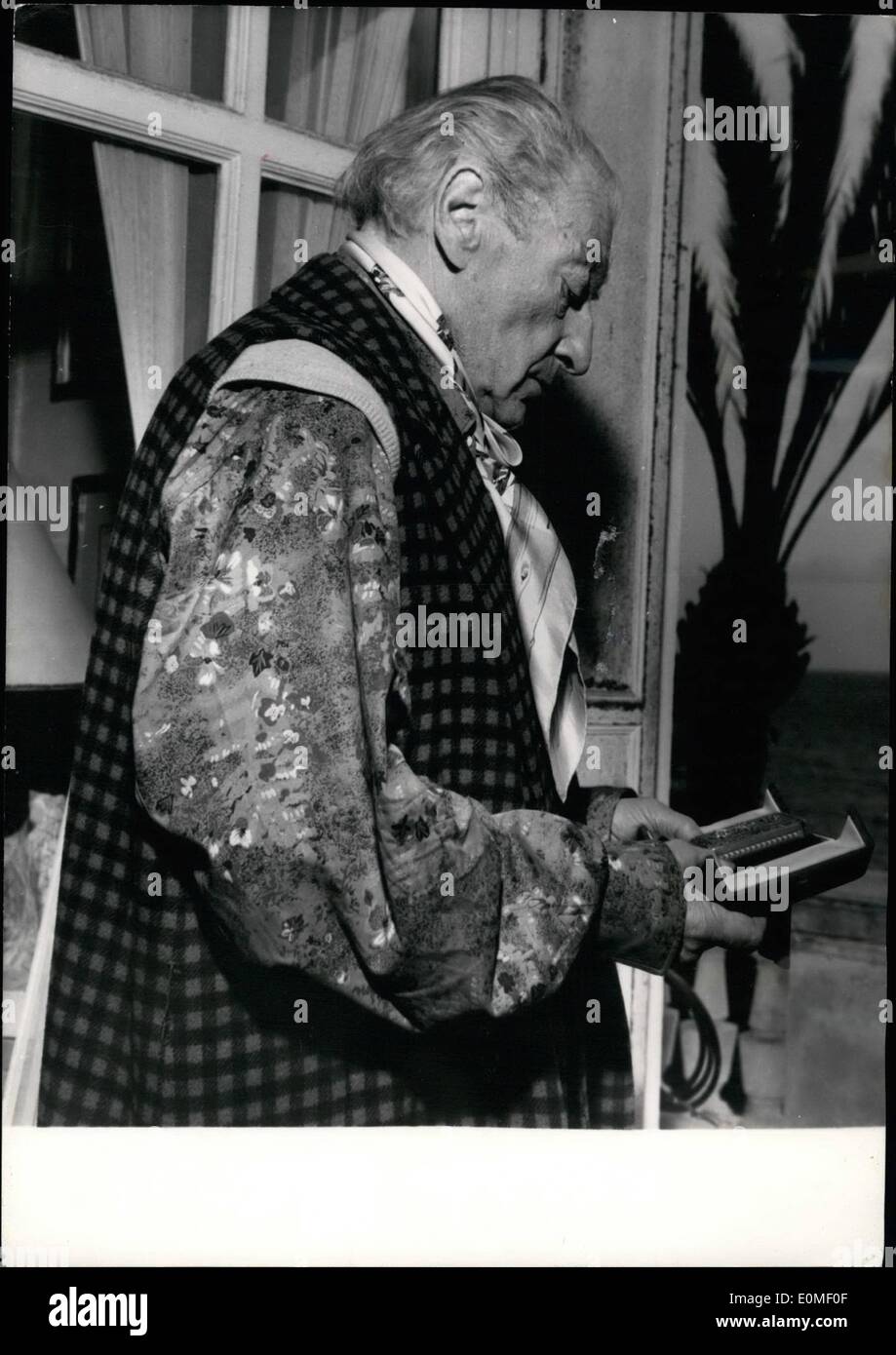 Febbraio 02, 1955 - Il famoso attore francese - drammaturgo che ha festeggiato il suo settantesimo compleanno ieri gode di qualche raggio di sole sul balcone della sua casa di campagna ''Les Funambules'' a Cap Diaail (Costa Azzurra). Egli è visto ammirando A. tabacchiera regalo di compleanno della sua attrice, moglie, Lana Marconi. Questo Snuff-Box ha storia di essa: è stato presentato per la prima volta come un dono al principe Murat, da Napoleone  e infine entrò a far parte di una collezione privata. Foto Stock