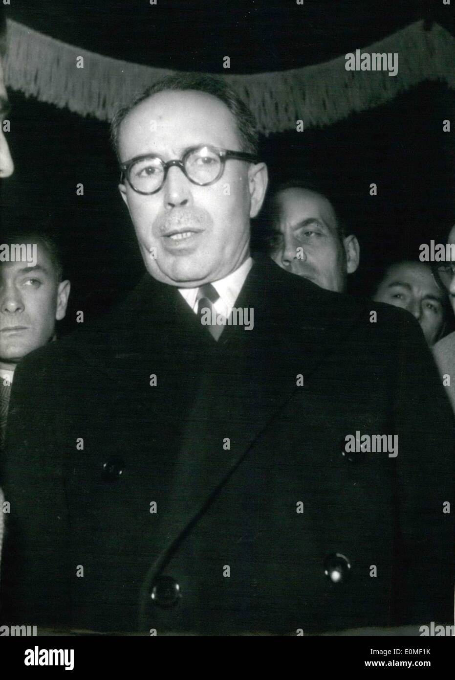 Febbraio 02, 1955 - Bespectacled e guardando grave è stato M. Antoine Pinay come egli ha annunciato ai membri del partito che ha accettato di formare il nuovo governo la scorsa notte. M. Pinay chi possiede una grande conceria a Saint Chamond, Francia orientale già detenute Premiership dopo uno dei cabinet di precedenti crisi. Egli era stato eletto per la prima volta come vice del suo distretto in 1936. Durante il suo primo campionato si concentra principalmente sul sociale e gli affari interni. Foto Stock