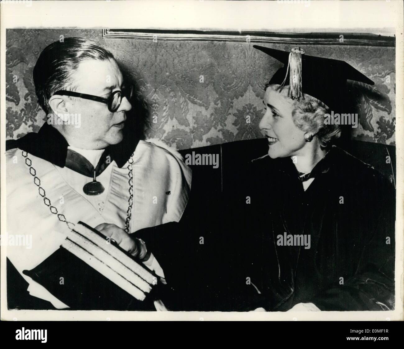 Febbraio 02, 1955 - AMERICHE Ambasciatore in Italia ., chiara luce saluta in apertura della John Hopkins CENTER PRESSO L' Università di Bologna. L'Ambasciatore degli Stati Uniti in Italia Clare Boothe Luce ha salutato l'apertura del centro di Bologna della John Hopkins Scuola di Studi Internazionali avanzati come la ''aggiunta alla immediata aspirazione del mondo la progettazione di conoscere se stessa meglio al fine di essere meglio uniti''.... KEYSTONE mostra fotografica di:- il Rettore dell Università di Bologna PROFESSOR BATTAGLIA chat per MRS. CLAIRE BOOTHE LUCE dopo l'apertura,,,cerimonia a Bologna. Foto Stock