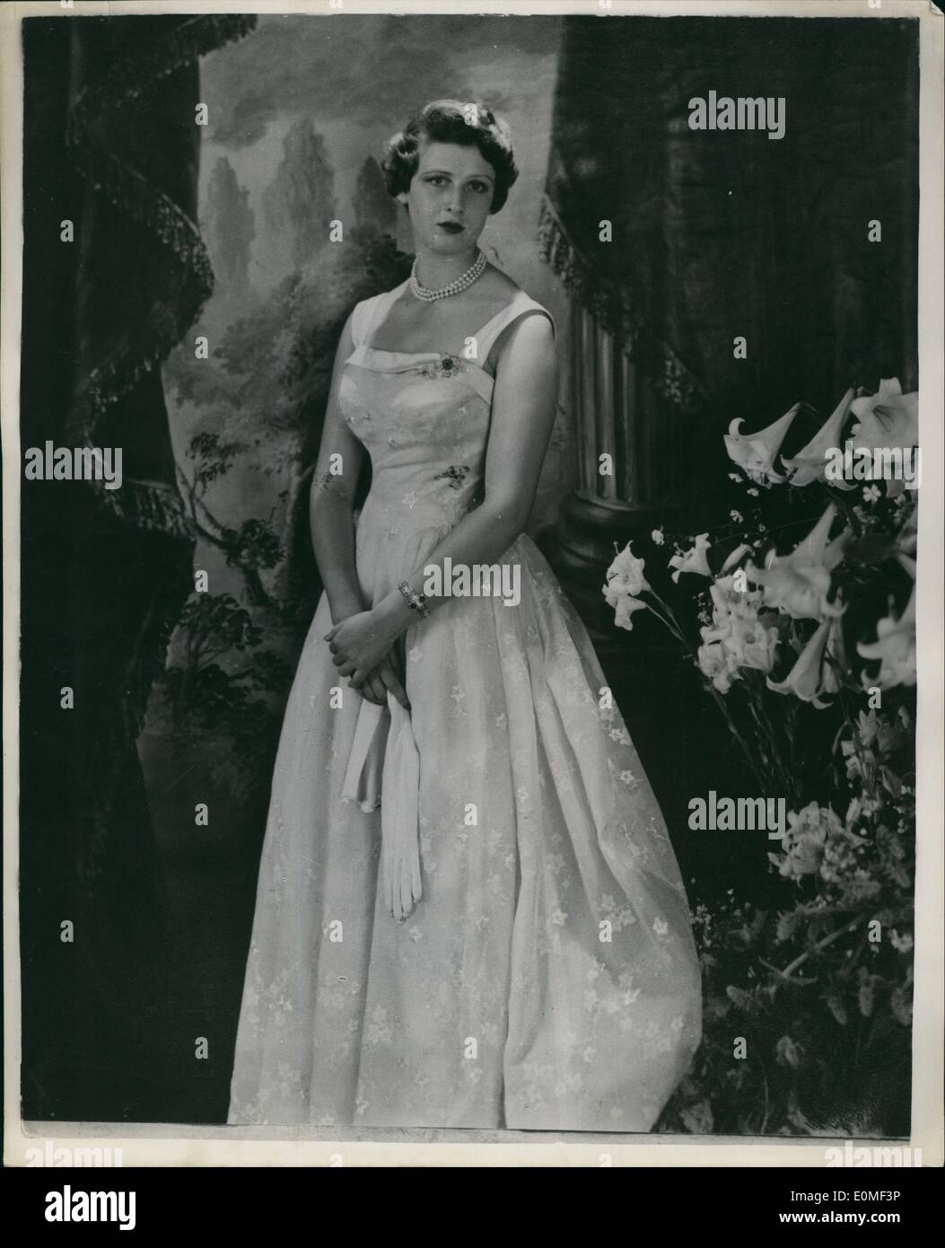 Il 12 Dic. 1954 - la Principessa Alexandra: Questo inediti fotografia di Cecil Beaton, è servito in occasione del xviii compleanno, Dicembre 25th. di S.A.R. La principessa Alexandra, la figlia della duchessa di Kent. La Principessa indossa un bianco di mussola ricamata abito da sera. Foto Stock