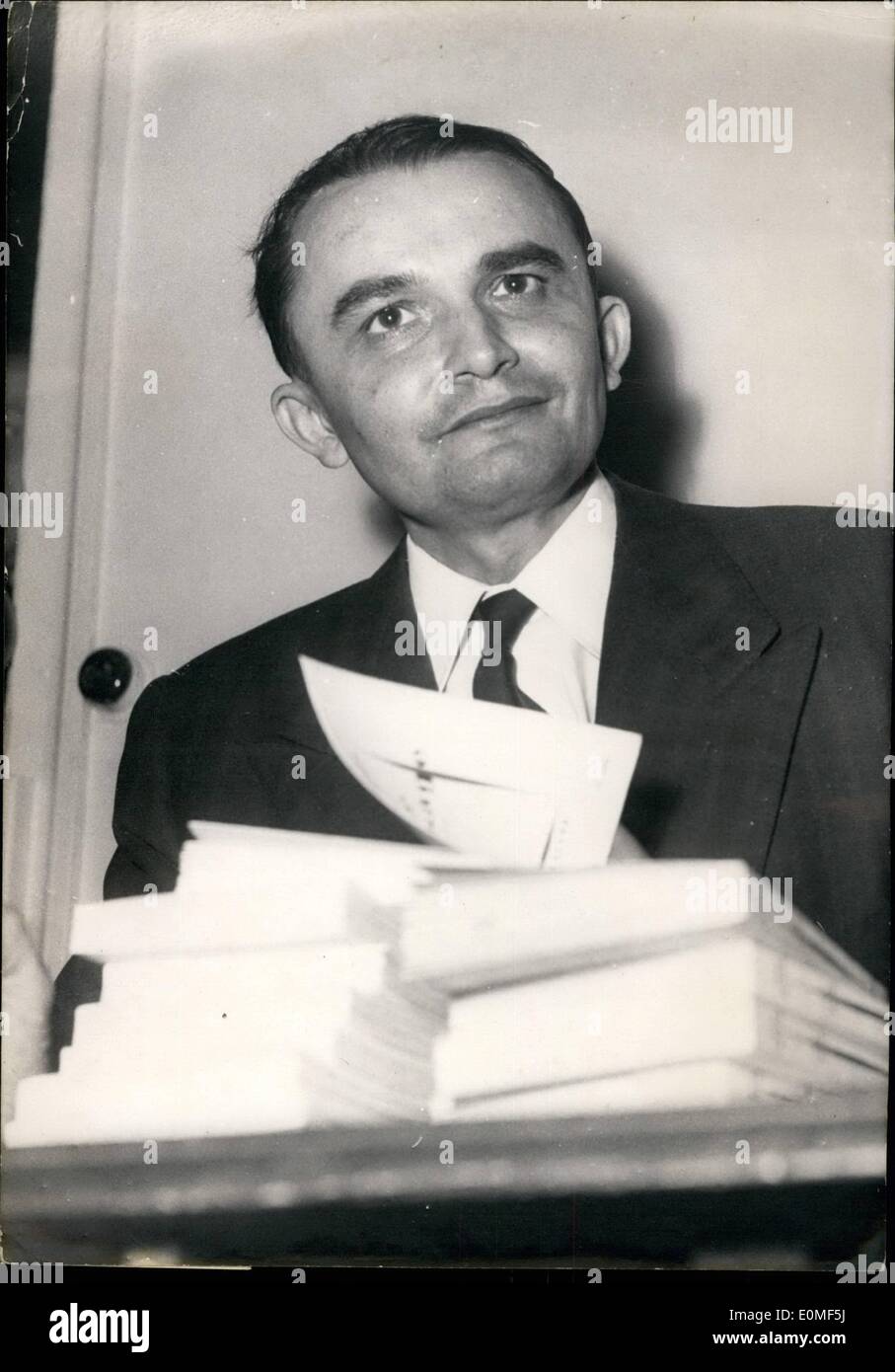 Il 12 Dic. 1954 - Vince il premio Renaudot: Jean Reverzy, 40-yera-vecchio autore francese, è il vincitore del premio Renaudot, letteraria il premio per la miglior notizia dell'anno. Il libro fu rewarden per è ''Le Passage" Foto Stock