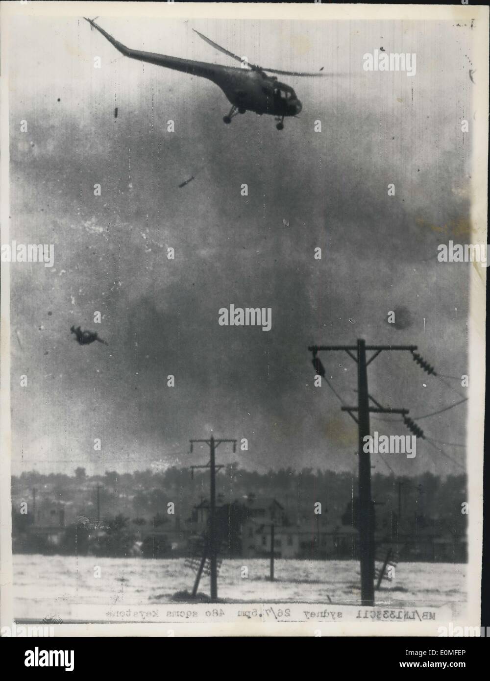 Febbraio 26, 1955 - gravi inondazioni nel Nuovo Galles del Sud. Gli uomini fulminato in caduta dal Salvataggio in elicottero. diffuse inondazioni nel Nuovo Galles del Sud, Australia - hanno reso molte migliaia di senzatetto. Due uomini sono stati fulminato quando caddero su cavi di alimentazione dopo aver perso la loro presa mentre viene sollevato a bordo di un elicottero di salvataggio, che era di salvarli dalle inondazioni, a nord di Maitland. keystone foto mostra le scene drammatiche come uno degli uomini cadono dall'elicottero. Foto Stock