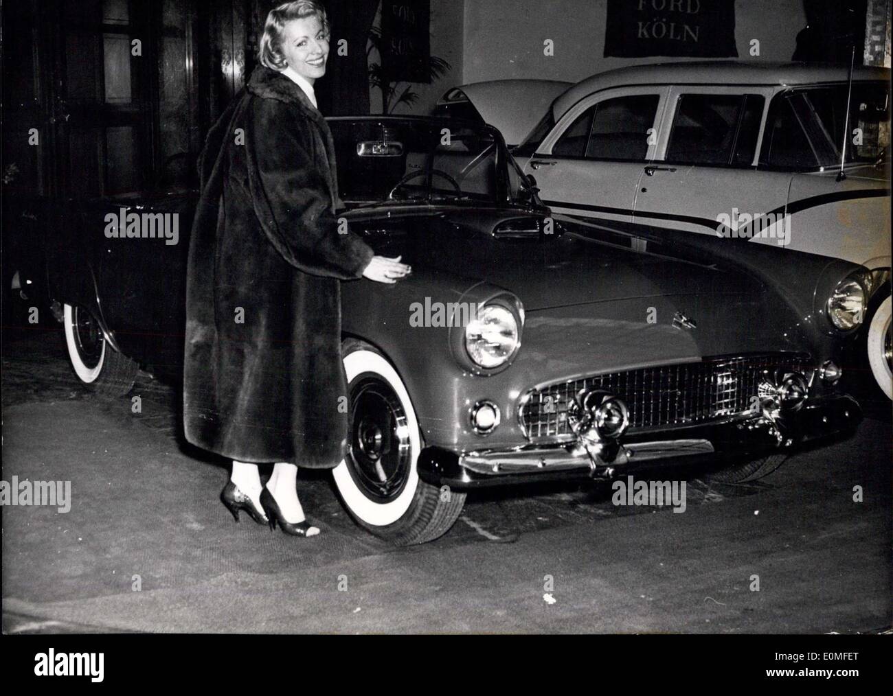 27 febbraio 1955 - OPS: l'affascinante attrice birra erica (Erica birra)amorevole accarezzare il più imponente vettura americana la Ford Thunderbird. Foto Keystone, dtd. 27.2.55 Foto Stock