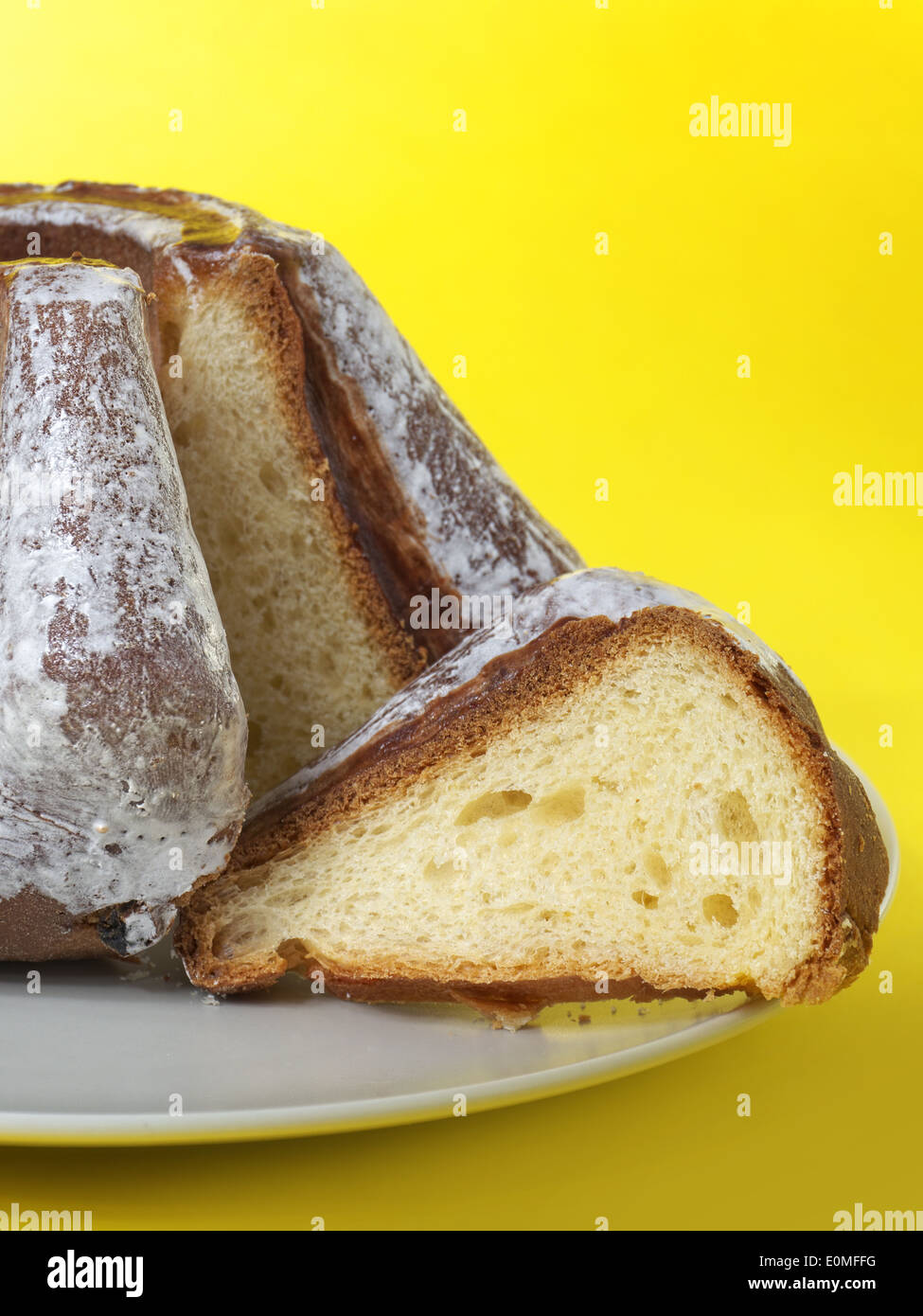 Tradizionale Torta di Pasqua con vetri su sfondo giallo Foto Stock